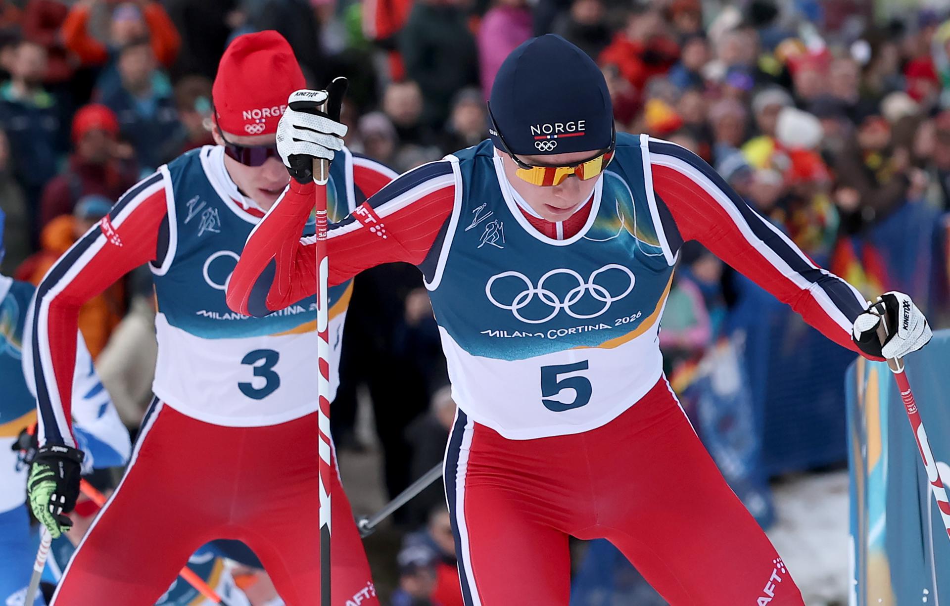 PREDAZZO (Italy), 17/02/2026.- Jens Luraas Oftebro (R) of Norway and Andreas Skoglund of Norway in action during the Men's Individual Gundersen Large Hill/10km of the Nordic Combined competitions at the Milano Cortina 2026 Winter Olympic Games, in Predazzo, Italy, 17 February 2026. (Italia, Noruega) EFE/EPA/FILIP SINGER

