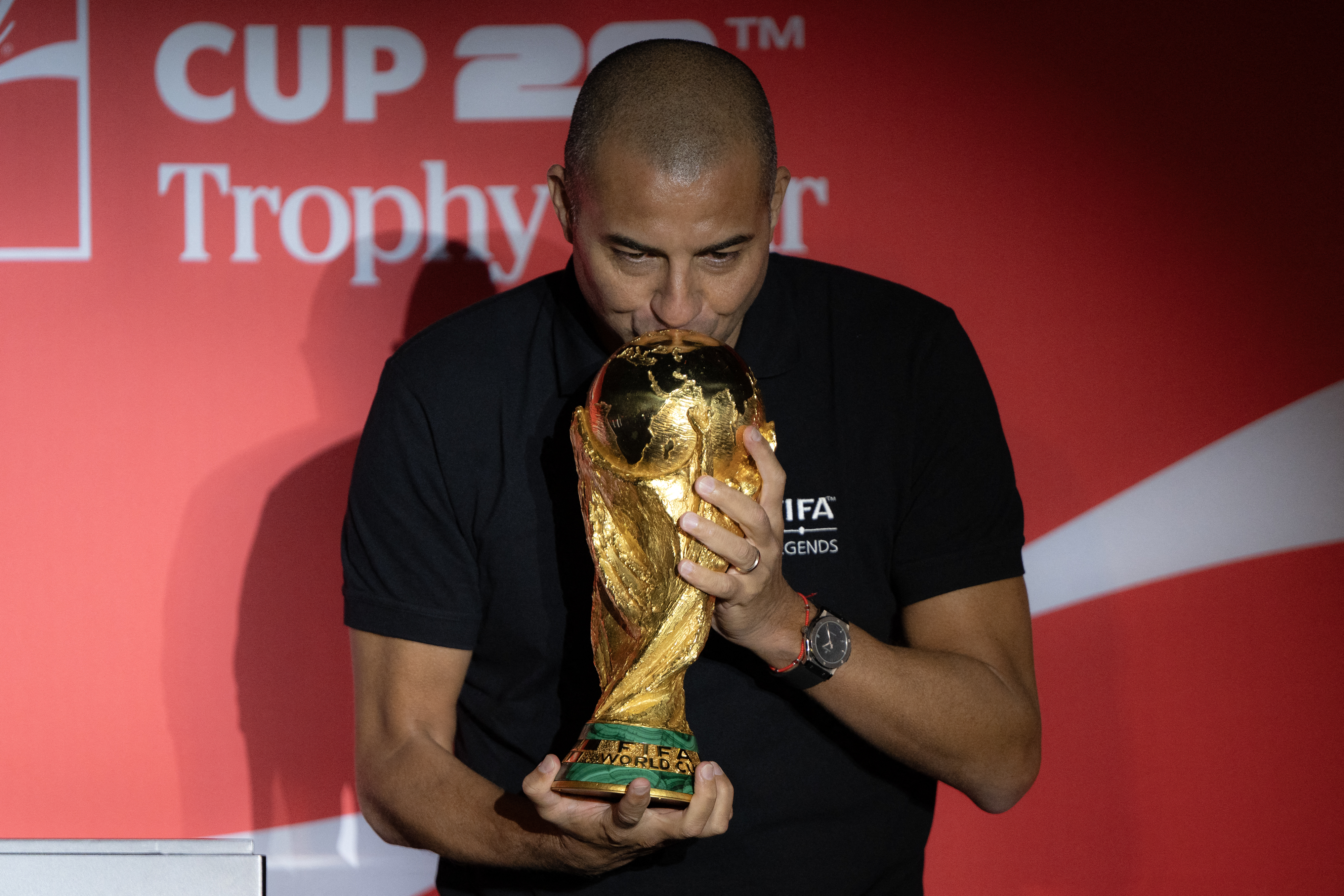 David Trezeguet, campeón del mundo con Francia en 1998, besando el trofeo de la Copa Mundial de la FIFA durante el tour en Bogotá, Colombia, este 15 de febrero de 2026.