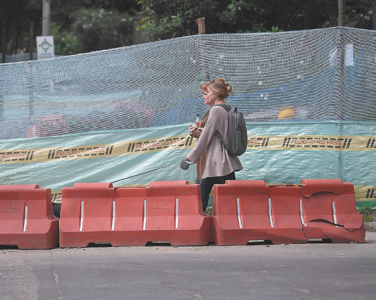 Ir a pie, riesgo que aumenta con las obras viales que avanzan en Bogotá