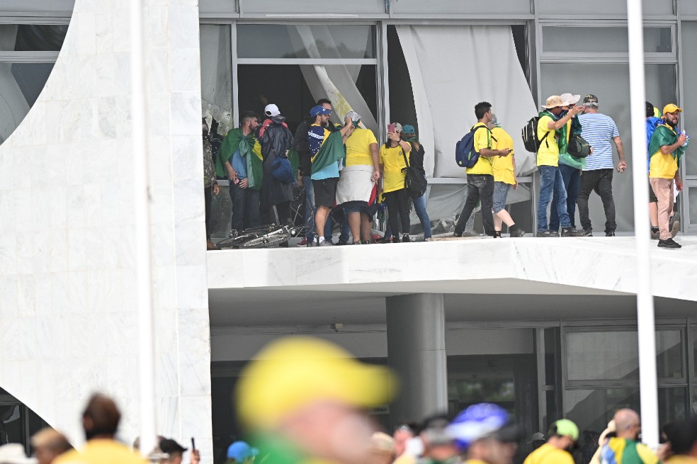 Horas antes de la invasión, el área del Congreso había sido acordonada por las autoridades, tras la llegada de varios autobuses con los seguidores del expresidente Bolsonaro.
