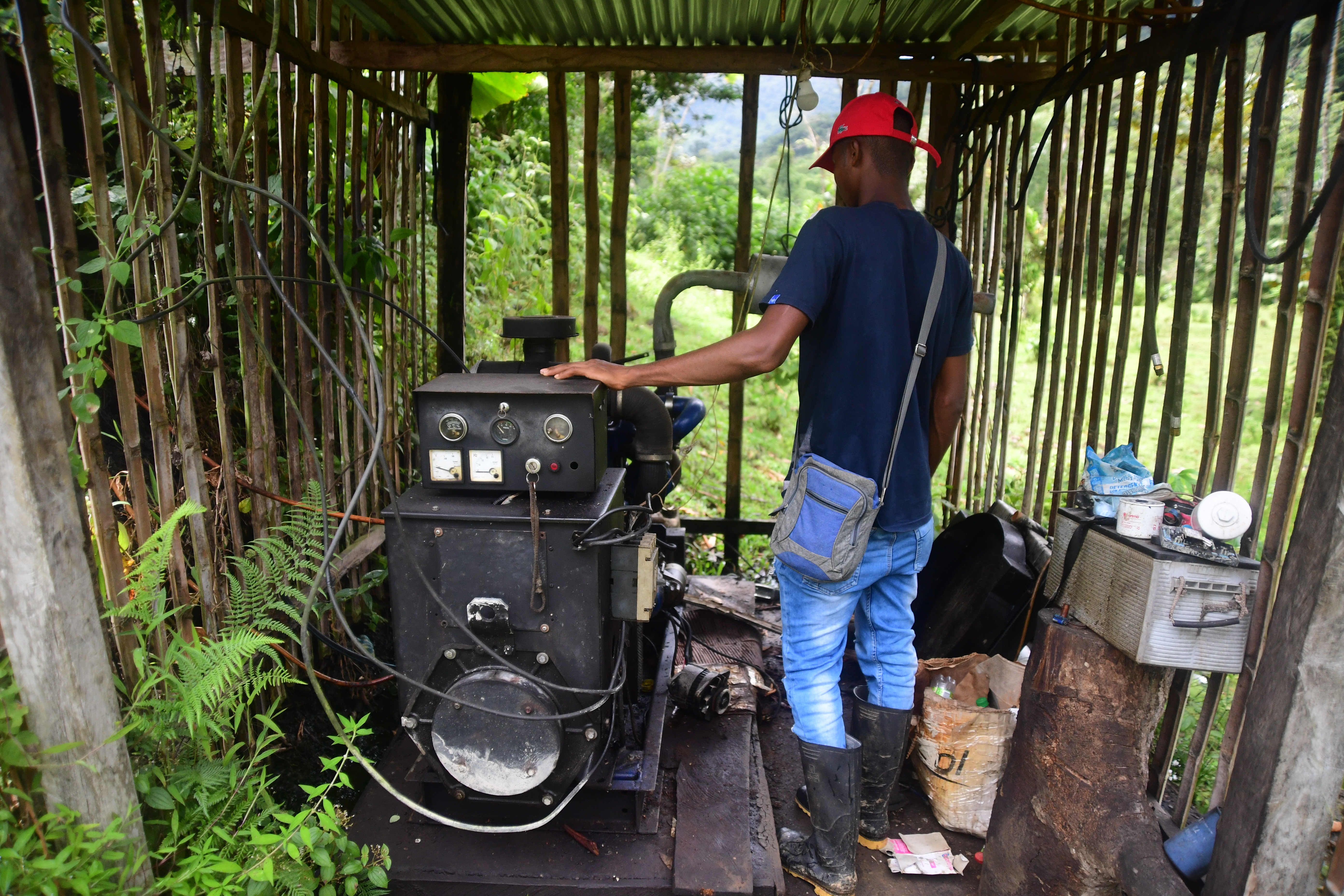 Planta eléctrica dañada de la empresa ENERPACIFIC en Santa María de Urábara, Nóvita, Chocó.