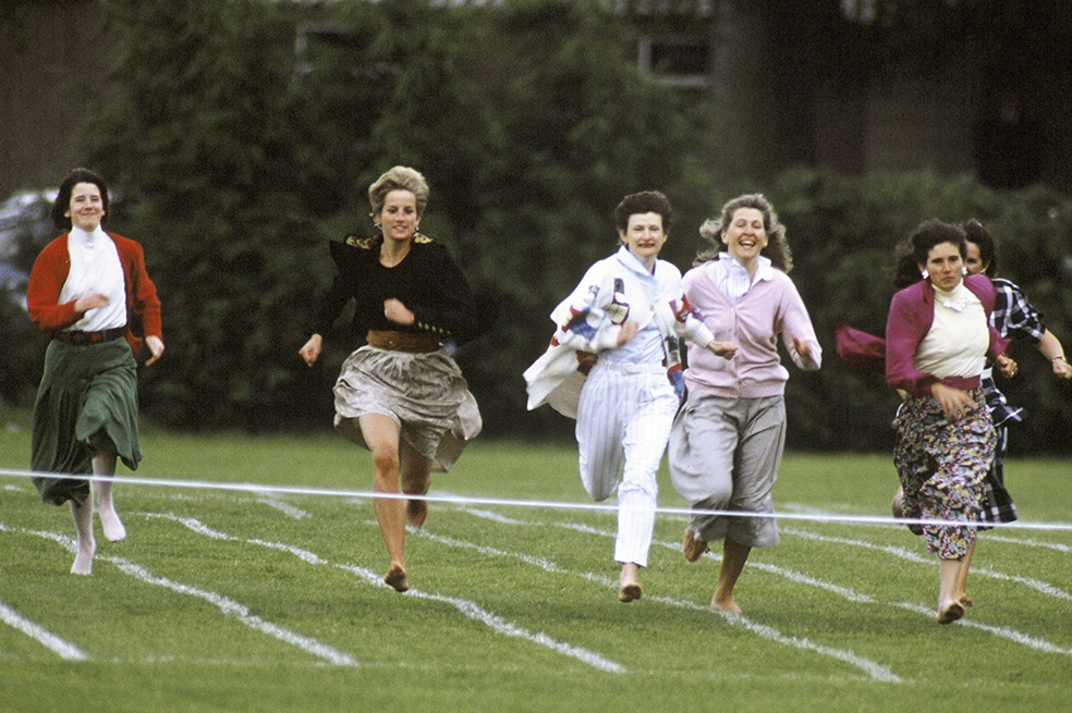 La princesa Diana se despojó de sus zapatos y compitió junto con las demás madres.