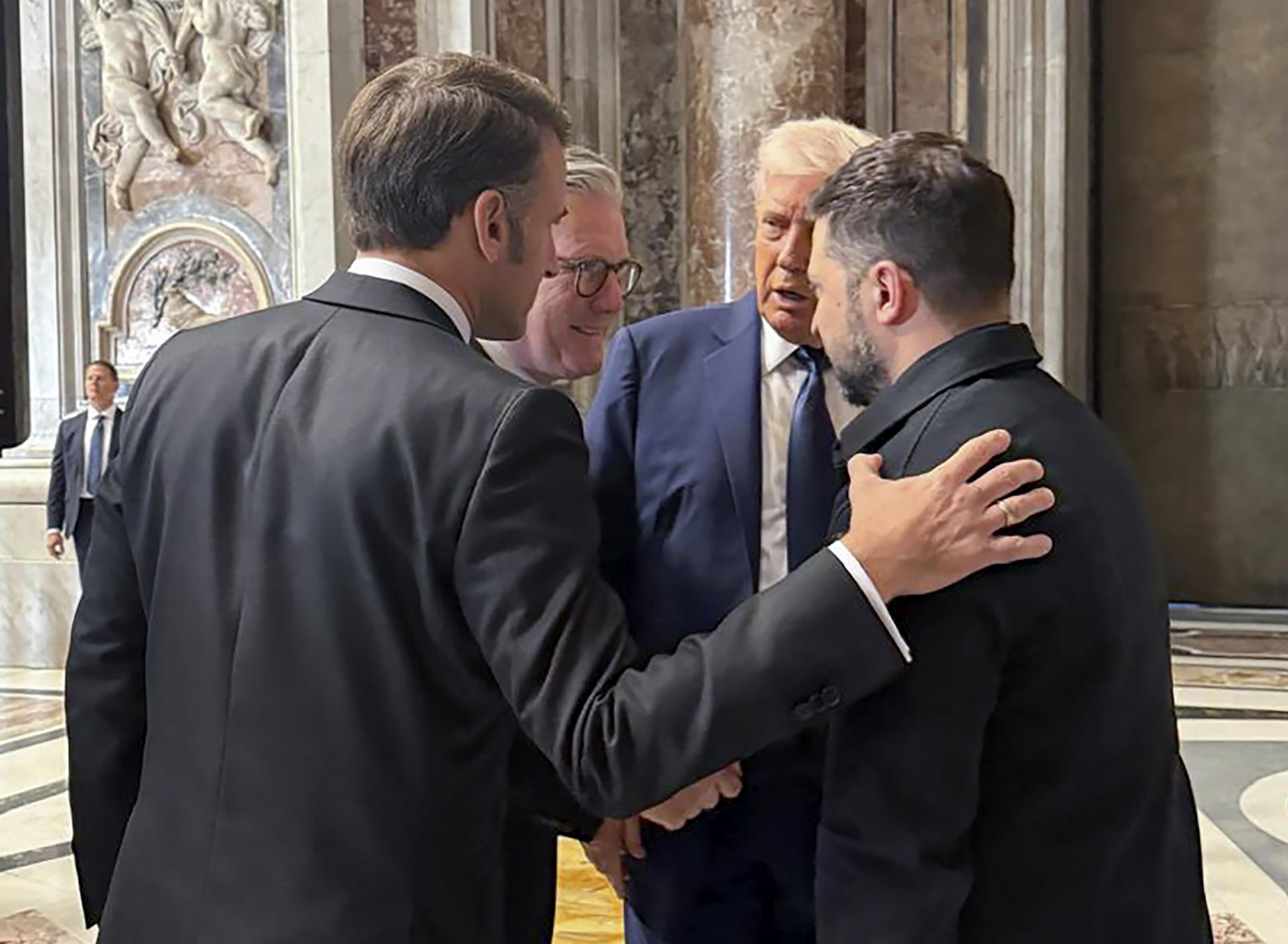 VATICAN CITY (VATICAN), 26/04/2025.- epa12056109 A handout photo made available by the Ukrainian Presidential Press Service shows (L-R) French President Emmanuel Macron, British Prime Minister Keir Starmer, US President Donald J. Trump, and Ukrainian President Volodymyr Zelensky speaking in Saint Peter's Cathedral prior to the funeral Mass of Pope Francis in Saint Peter's Square in Vatican City, 26 April 2025. Pope Francis passed away on Easter Monday, 21 April 2025, at the age of 88. (Papa, Ucrania) EFE/EPA/PRESIDENTIAL PRESS SERVICE HANDOUT HANDOUT HANDOUT EDITORIAL USE ONLY/NO SALES EPA-EFE/PRESIDENTIAL PRESS SERVICE HANDOUT HANDOUT HANDOUT EDITORIAL USE ONLY/NO SALESHANDOUT EDITORIAL USE ONLY/NO SALES
