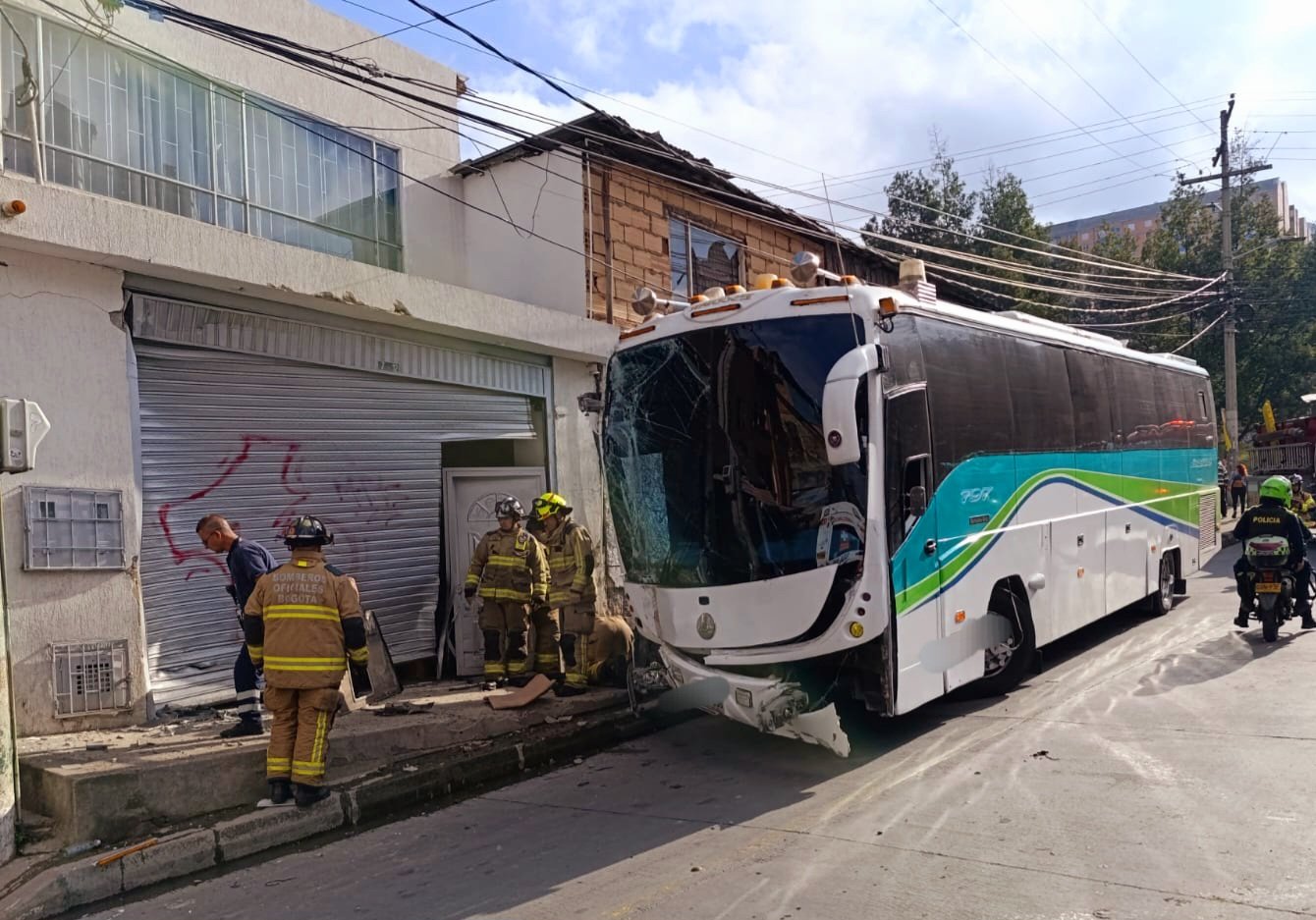 Bus colisionó contra una vivienda en el norte de Bogotá: reportan un lesionado