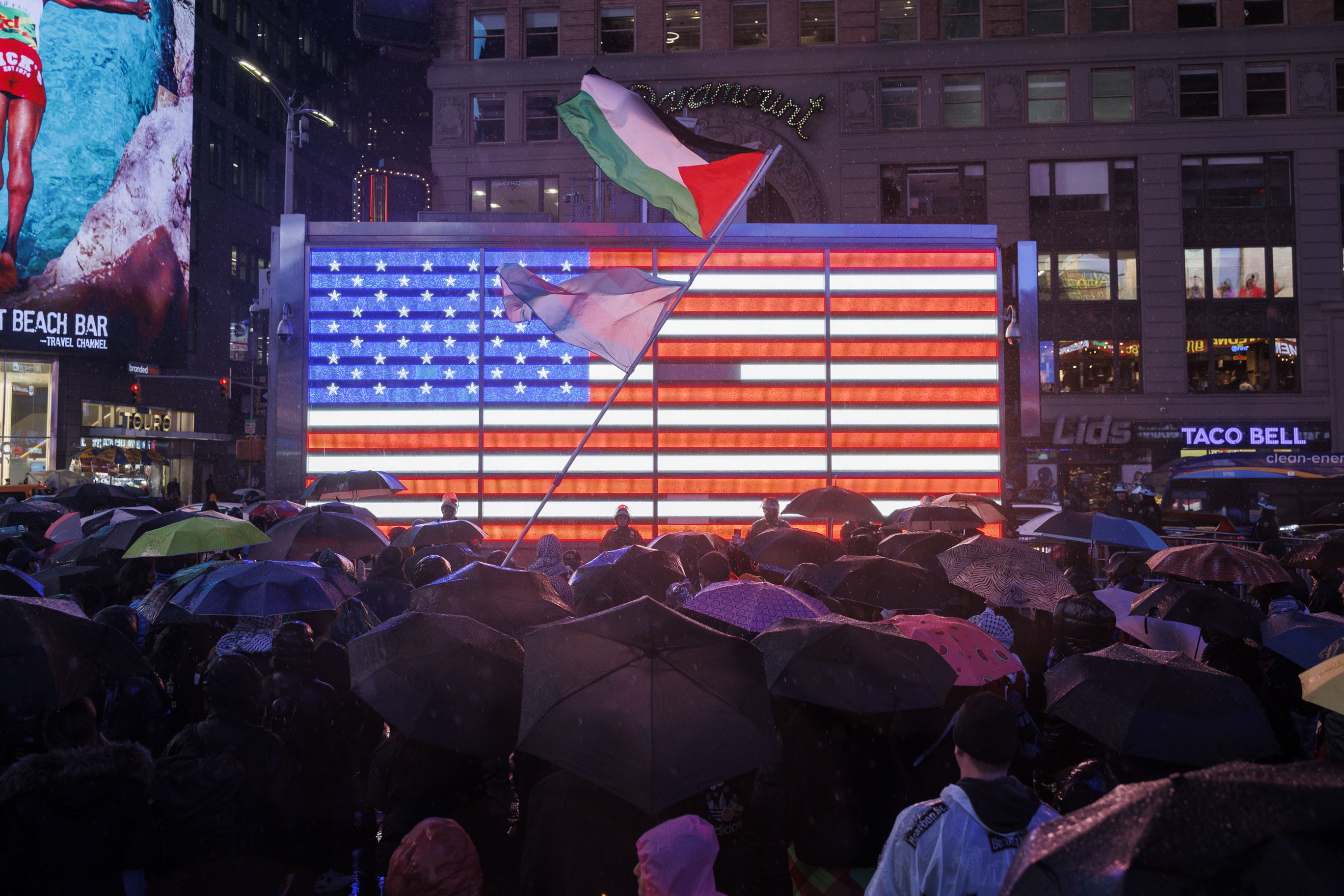 New York (United States), 28/02/2024.- People attend a vigil for Aaron Bushnell outside the Army Recruitment Office in Times Square in New York, New York, USA, 27 February 2024. Bushnell was a US air force member who died after setting himself on fire outside the Israeli embassy in Washington, DC, on 25 February. The act was livestreamed, on which he said he would 'no longer be complicit in genocide' and 'Free Palestine.' (Nueva York) EFE/EPA/SARAH YENESEL