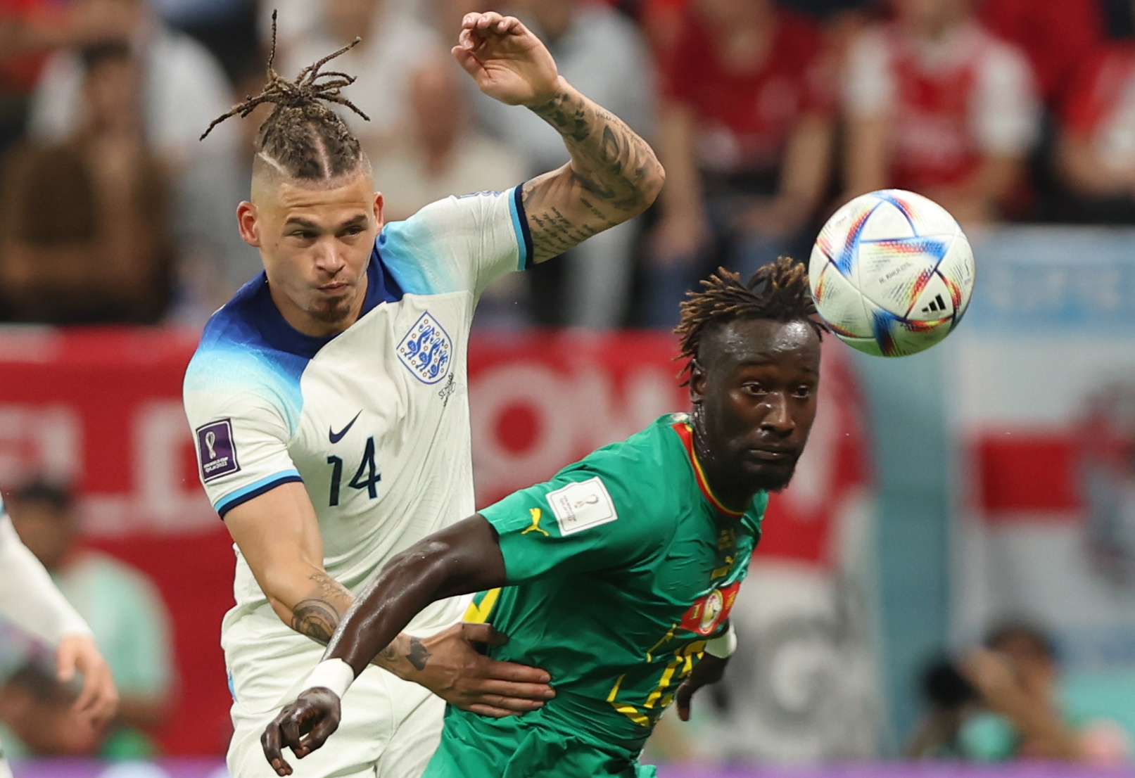 Al Khor (Qatar), 04/12/2022.- Kalvin Phillips (L) of England in action against Famara Diedhiou of Sengal during the FIFA World Cup 2022 round of 16 soccer match between England and Senegal at Al Bayt Stadium in Al Khor, Qatar, 04 December 2022. (Mundial de Fútbol, Catar) EFE/EPA/Tolga Bozoglu
