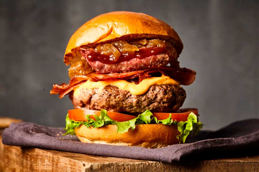 ¿Cómo hacer una hamburguesa ranchera?