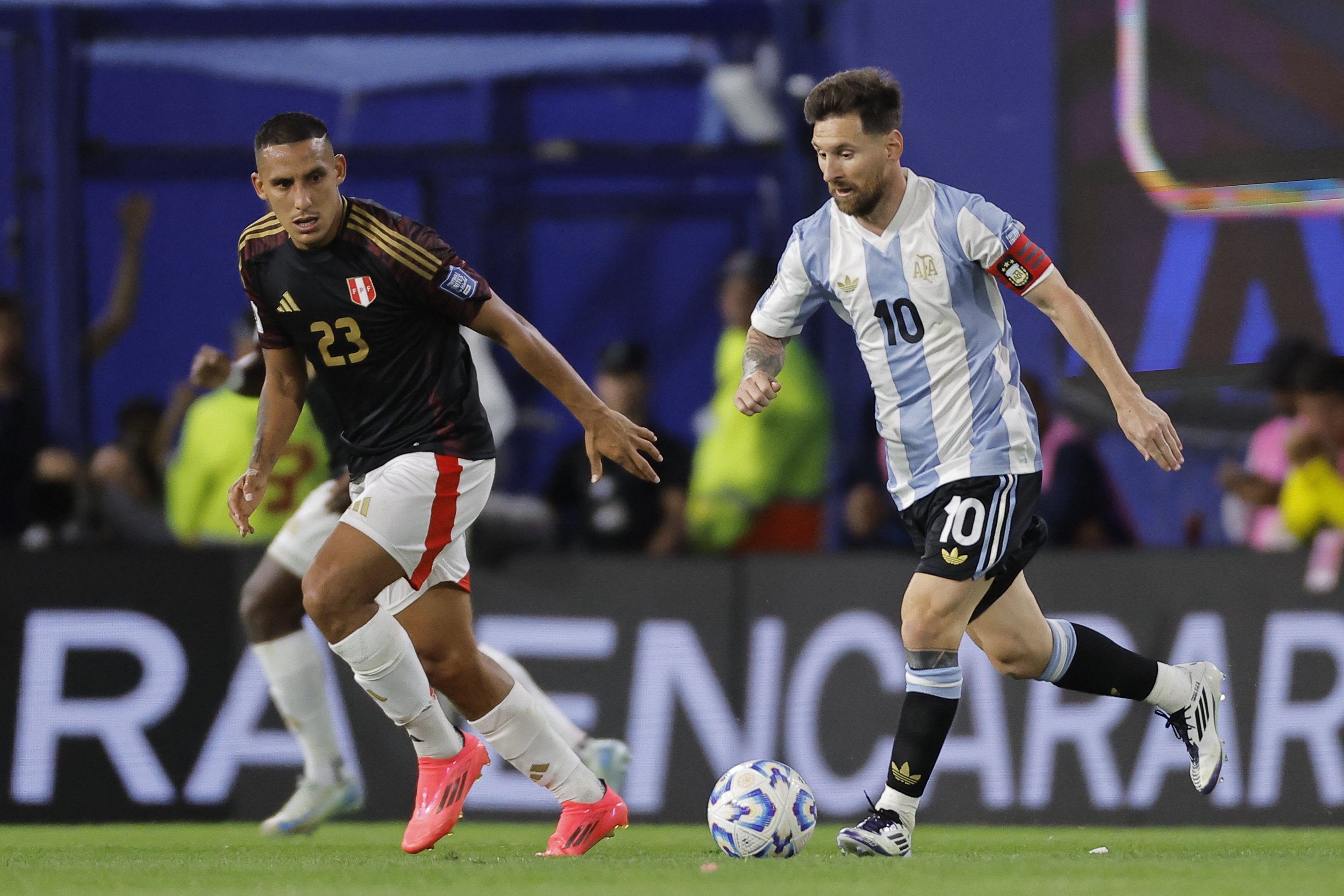 AMDEP354. BUENOS AIRES (ARGENTINA), 19/11/2024.- Lionel Messi (d) de Argentina disputa un balón con Álex Valera de Perú este martes, en un partido de las eliminatorias sudamericanas para el Mundial de 2026 entre Argentina y Perú, en el estadio La Bombonera en Buenos Aires (Argentina). EFE/ Juan Ignacio Roncoroni