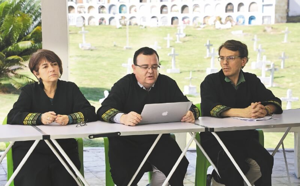 Pie de foto: María del Pilar Valencia, Alejandro Ramelli y Gustavo Salazar, magistrados de la JEP.