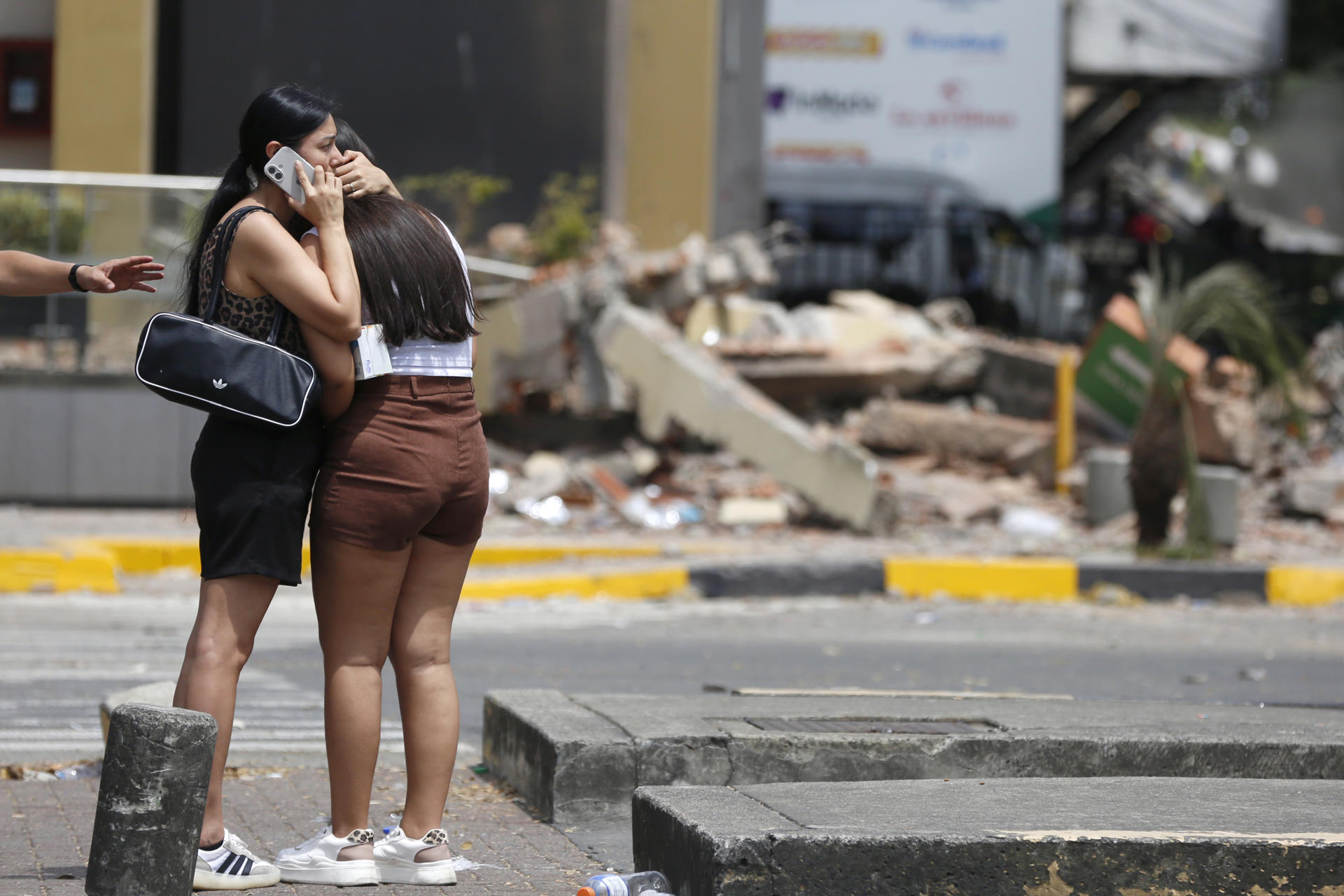 AME8391. CALI (COLOMBIA), 12/08/2026.- Una mujer abraza a otra en una zona afectada por el terremoto de magnitud 7,4 del pasado lunes, este miércoles en Cali (Colombia). EFE/ Ernesto Guzmán Jr
