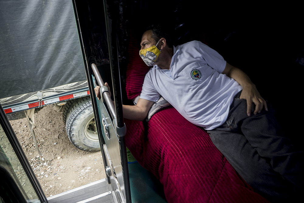 En fotos: El conductor que convirtió su buseta en su casa por crisis económica en Bogotá
