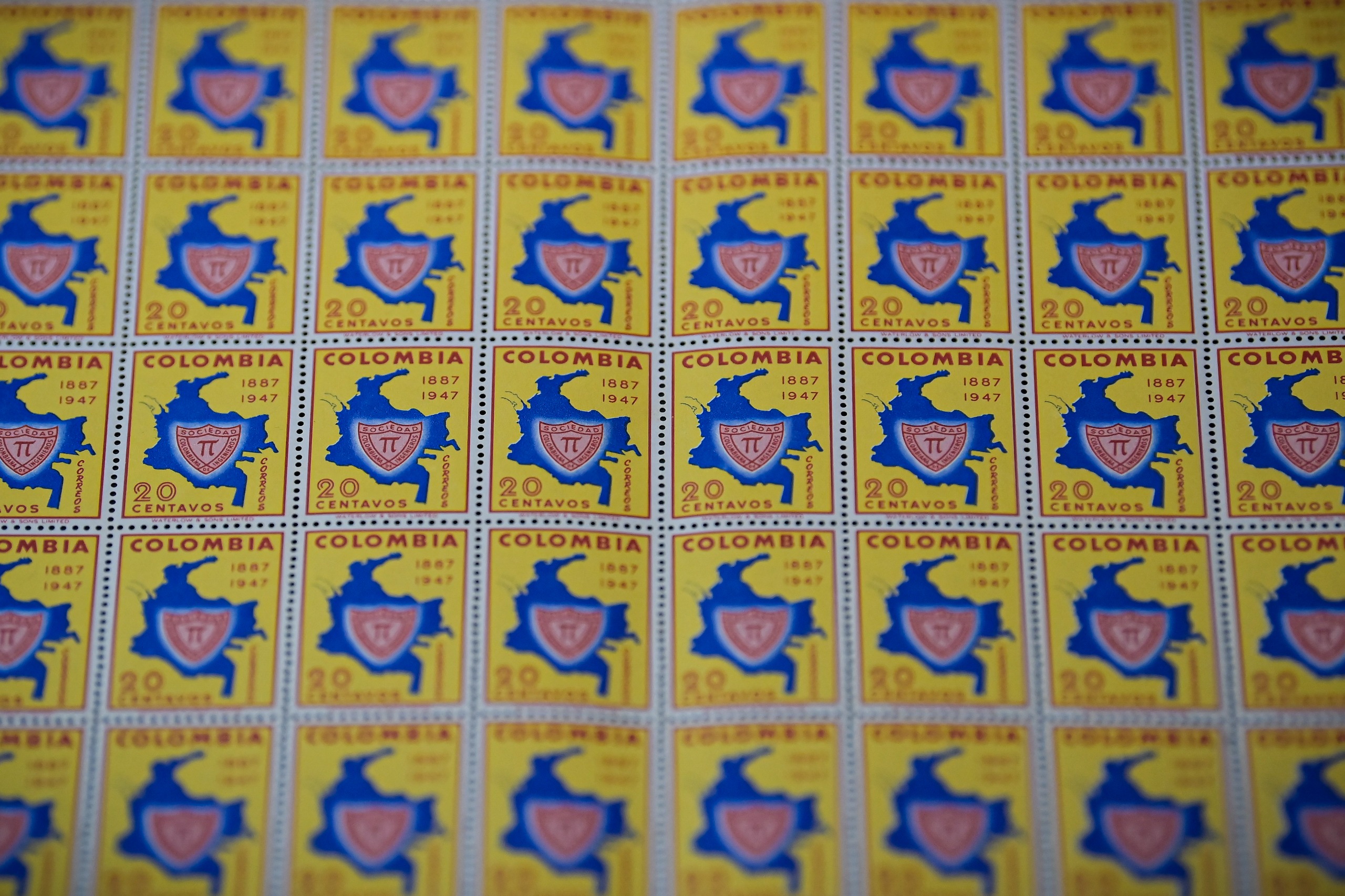 Los filatelistas son las personas que coleccionan estampillas. Las estampillas, para quienes no las distinguen, son esos pequeños sellos que, por cerca de 150 años, se pegaban a las cartas para indicar que el correo estaba pagado.