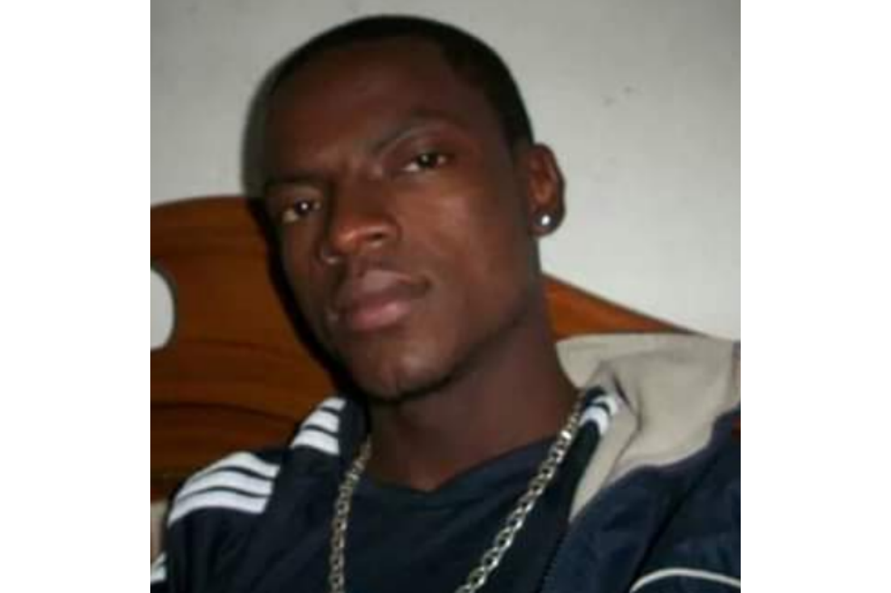 El primer líder asesinado, en medio de esta pandemia, fue Alexis Vergara, quien era delegado ante la asamblea del Sindicato de Trabajadores del Ingenio La Cabaña en el norte del Cauca. El pasado 8 de marzo, recibió tres disparos de hombres desconocidos que se acercaron al corte de trabajo donde estaba el líder afrodescendiente en zona rural de Caloto. Voceros de la Federación de Trabajadores del Valle del Cauca (Fegtravalle), afirmaron que Vergara trabajaba como quemador de caña de azúcar en dicha municipalidad, donde finalmente murió. Aunque Vergara no tenía amenazas, se advirtió que su padre es el actual presidente del sindicato de dicho ingenio azucarero, cargo desde donde ha liderado la defensa de los derechos de los trabajadores de la caña.