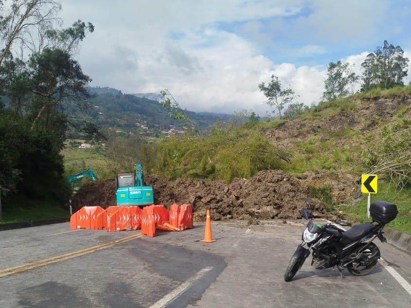 Un herido y varias vías cerradas dejan deslizamientos por lluvias en Manizales