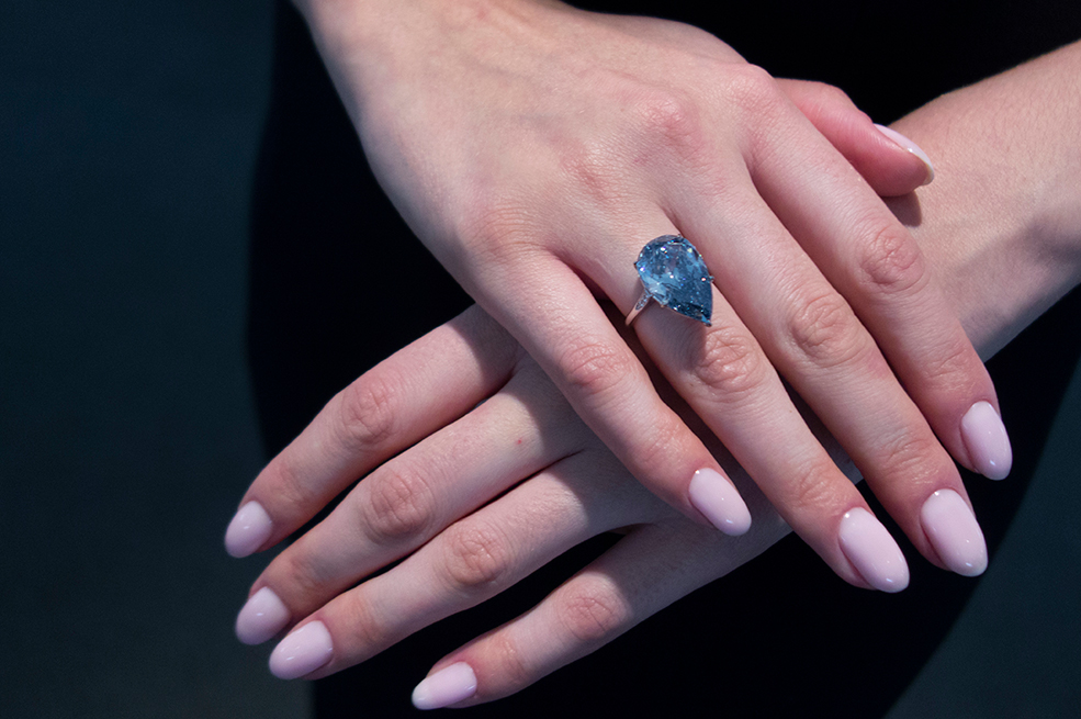 El anillo de compromiso confeccionado con un diamante de 20 quilates con el que Sinatra sorprendió a Barbara en el fondo de una copa de champán.AFP