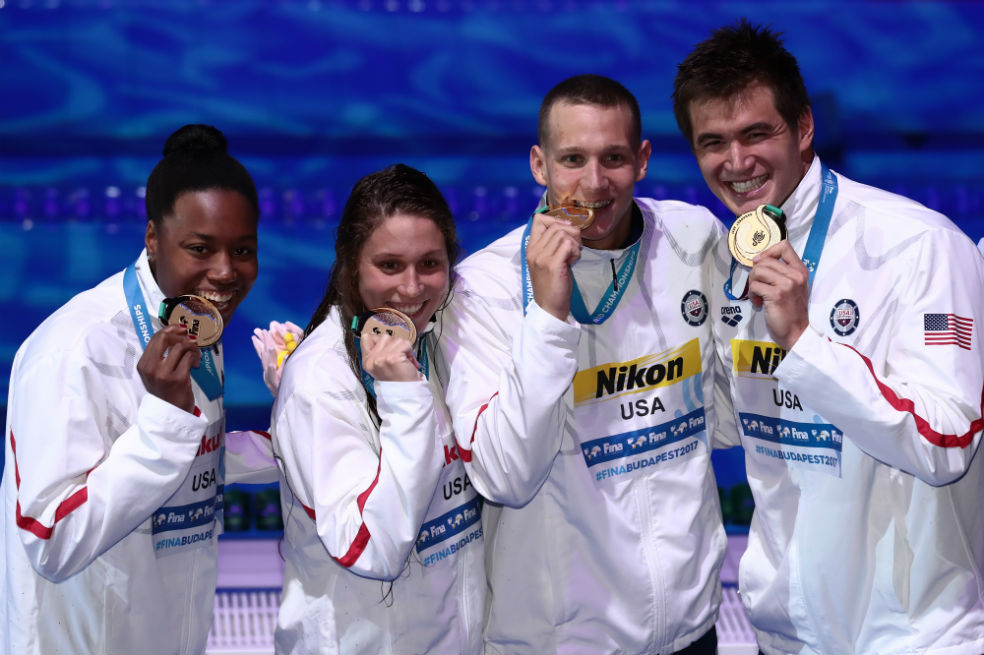 Estados Unidos logra récord mundial en los 4×100 mixtos en natación
