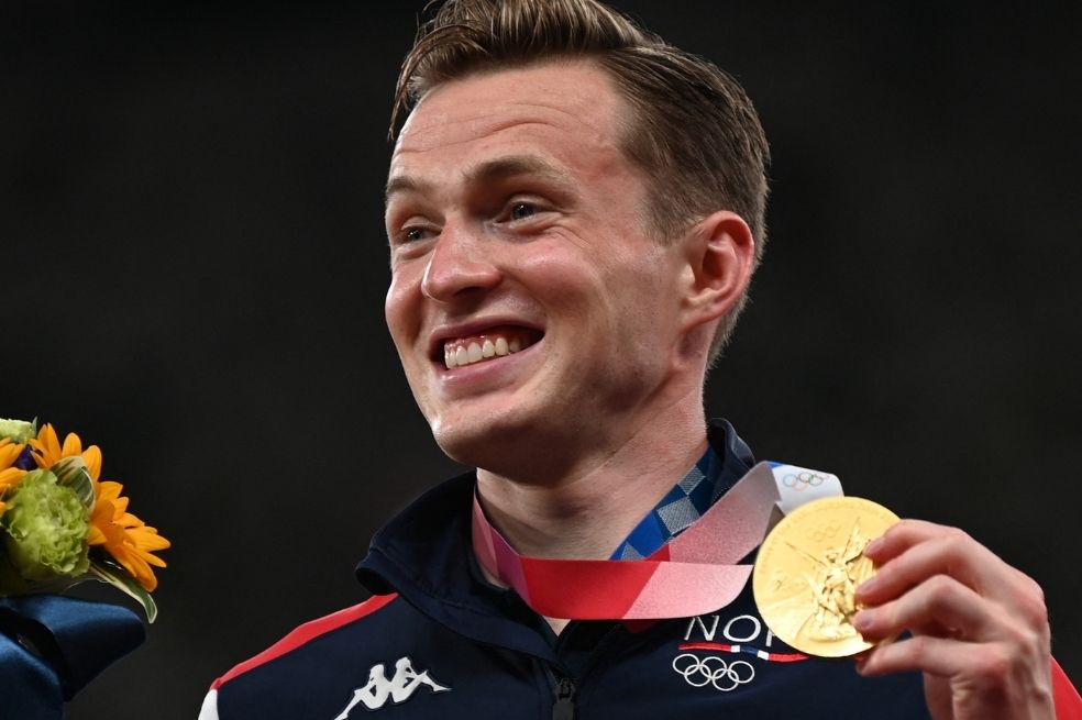 ¿En qué lugar de la historia del atletismo se ubica la marca de Karsten Warholm?