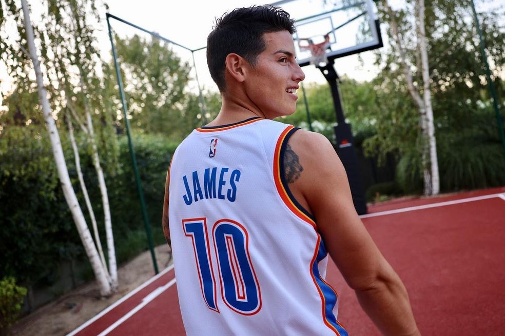 2.	El fútbol no es su única pasión deportiva. También, siente gran admiración por el baloncesto y la NBA. De hecho, hace poco tuvo un corto encuentro con Kevin Durant, un famoso basquetbolista. Su jugador favorito es Lebron James.