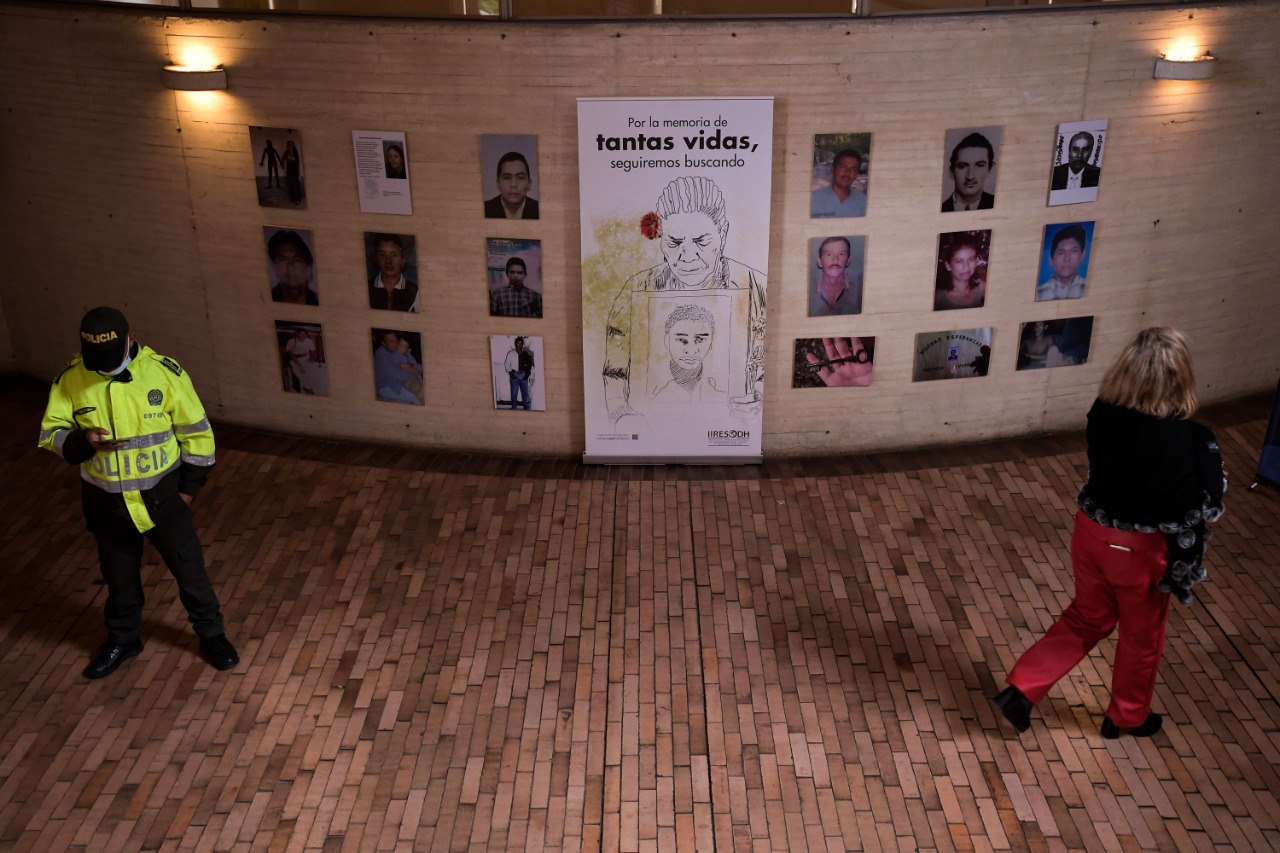 La biblioteca Virgilio Barco se llenó de rostros de víctimas de secuestro y desaparición forzada a manos de la exguerrilla de las Farc. Sus familiares intervinieron con muestras artísticas la entrada al auditorio en el que la JEP adelanta las audiencias de reconocimiento contra el antiguo secretariado de la guerrilla.