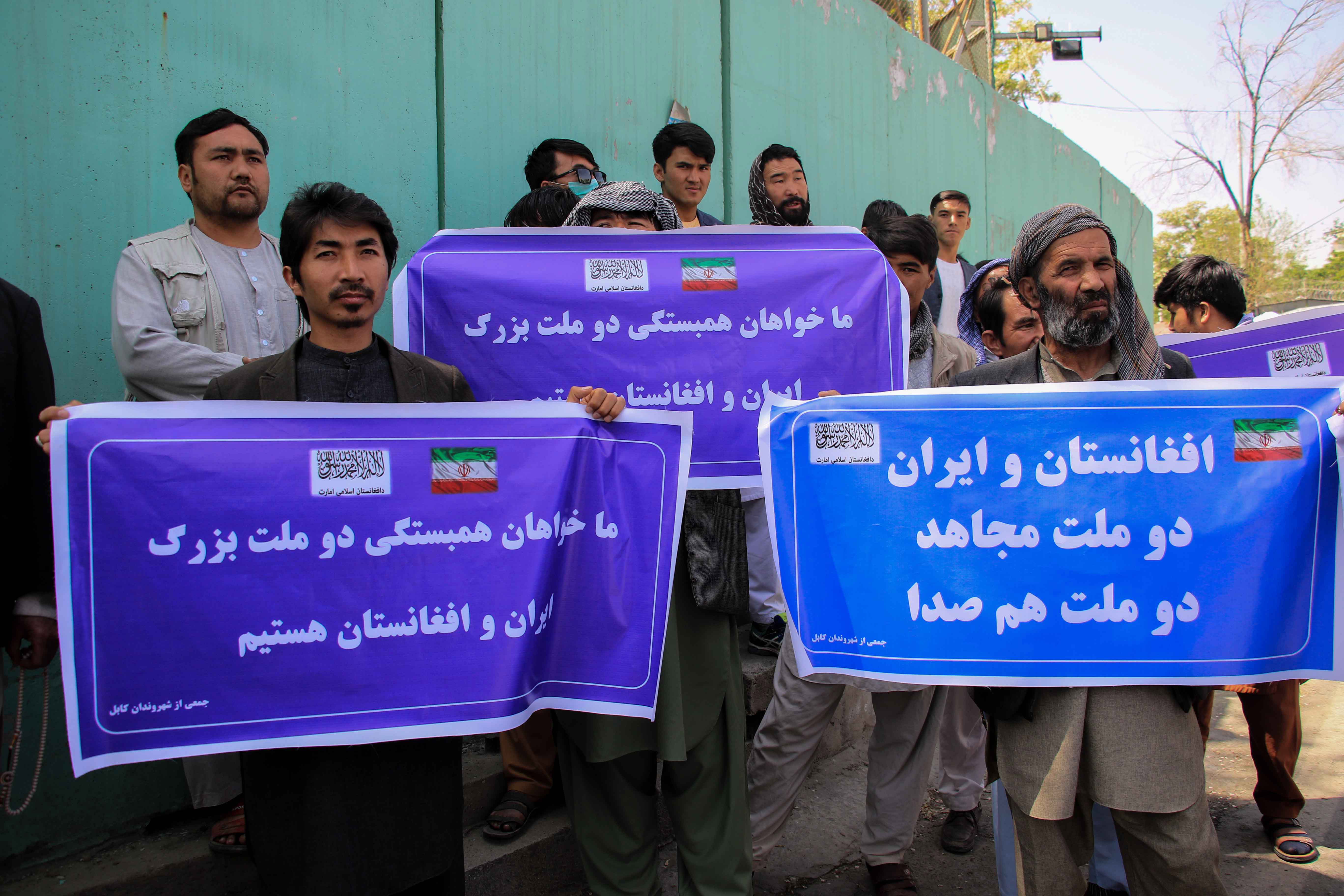Kabul (Afghanistan), 13/04/2022.- Civil society activists hold banners reading 'Iran-Afghan solidarity' outside the Iranian embassy to show solidarity with Iran, in Kabul, Afghanistan, 13 April 2022. The visit comes following protests against Iran after videos appeared on social media the week before, purportedly showing several people, including alleged officers of the Iranian security forces, beating up Afghan refugees. (Protestas, Afganistán) EFE/EPA/STRINGER