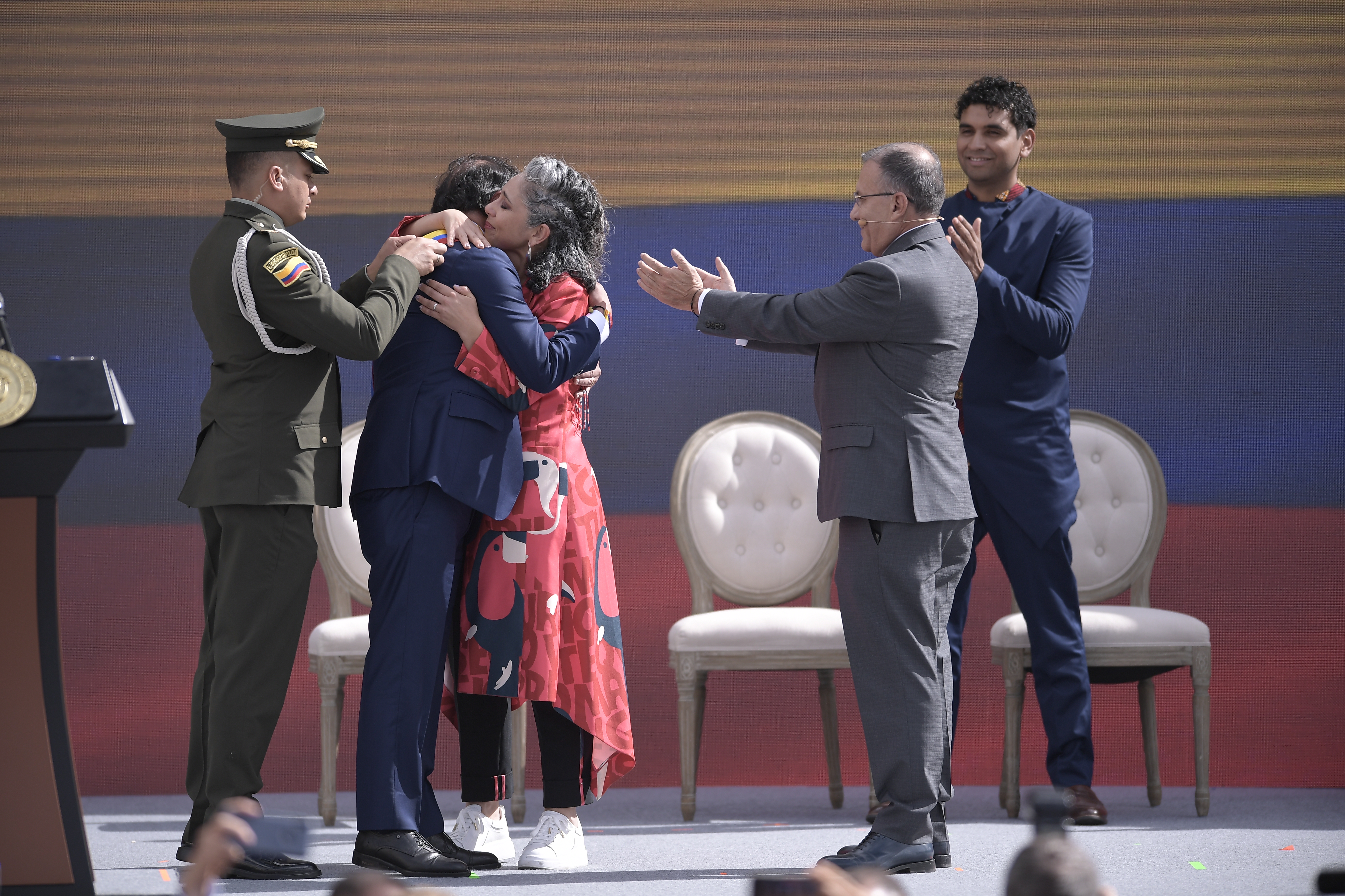 Presidente electo hace el juramento como presidente de Colombia, ante Roy Barreras, presidente del Senado de la República y de la senadora María José Pizarro, quien fue la encargada de imponer la banda presidencial.