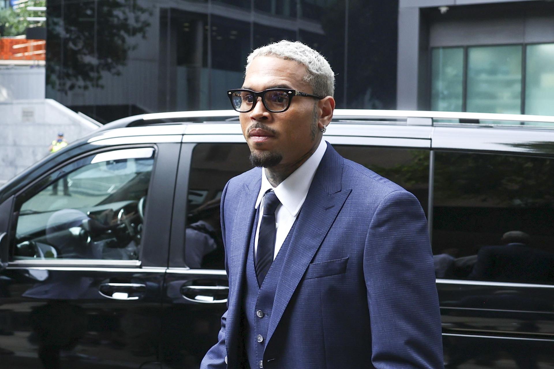 Chris Brown negó los cargos de intento de agresión con una botella