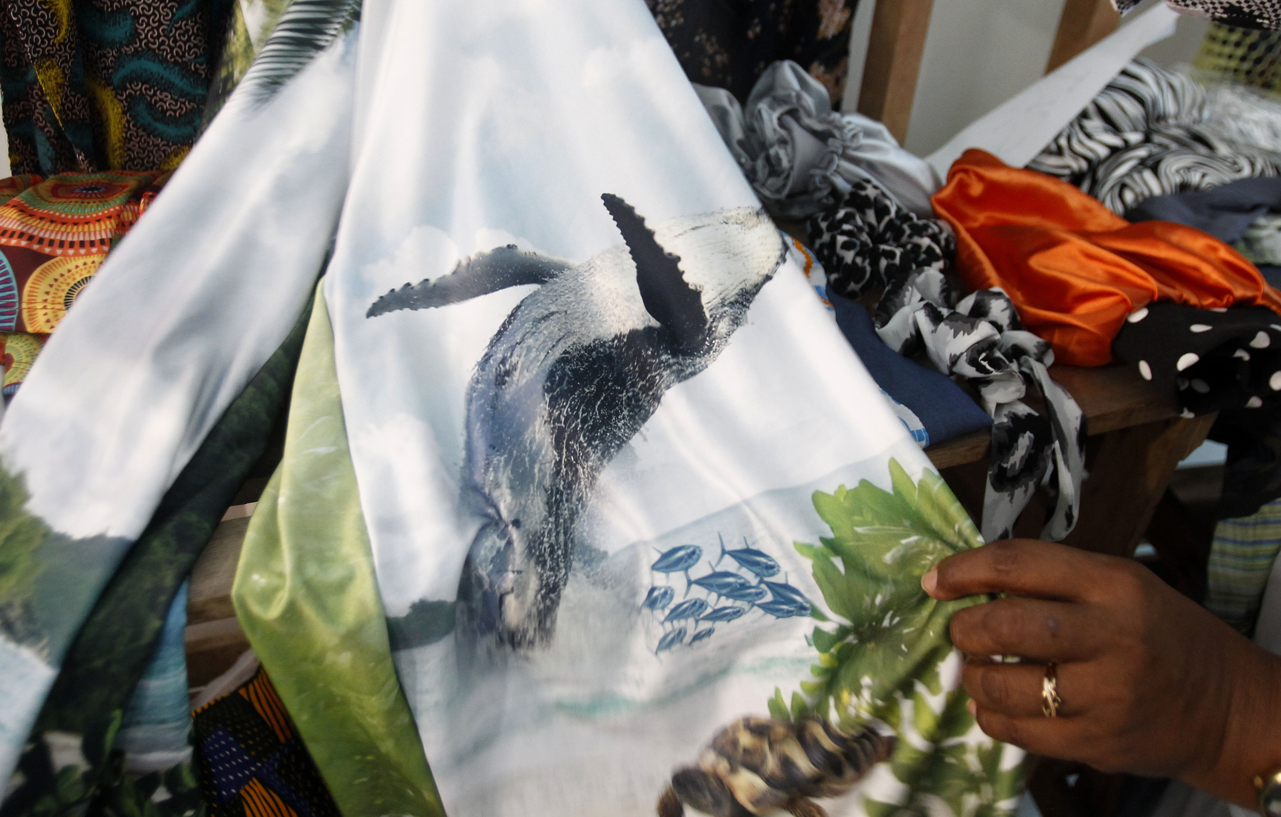 ACOMPAÑA CRÓNICA: COLOMBIA ARTE - AME5885. QUIBDÓ (COLOMBIA), 25/03/2023.- Una mujer muestra un diseño de la Casa de Modas Liski, el 10 de marzo de 2023, en Quibdó (Colombia). Entre pinceles y lienzos que se unen a caballetes de madera reciclada, esponjas para lavar y hasta tenedores con los que practicar nuevas técnicas, Karen Urrutia se sobrepone a la violencia y desigualdad que asola al departamento colombiano del Chocó (oeste) con su emprendimiento Inspirarte Colors. EFE/ Luis Eduardo Noriega A.