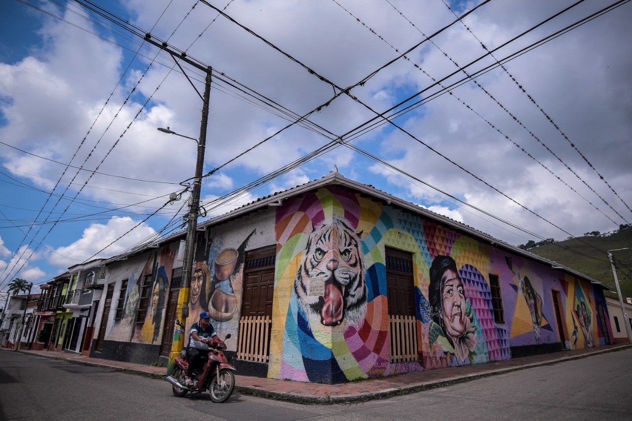 Mural en Chinácota, Norte de Santander, hecho en el marco de diferentes ediciones del Encuentro Internacional de Muralismo y Arte Público “Por la paz de los pueblos”.