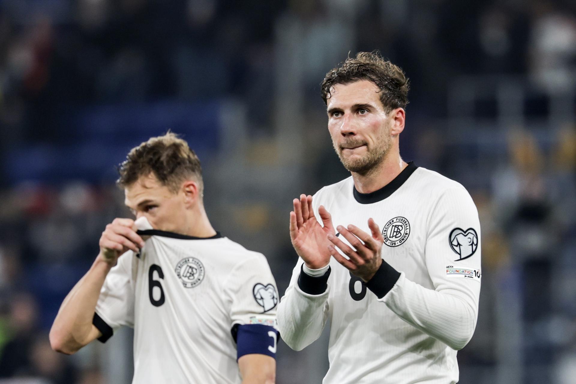 Hoffenheim (Germany), 10/10/2025.- Joshua Kimmich (L) and Leon Goretzka of Germany greet their supporters after winning the FIFA World Cup 2026 Group A qualification match between Germany and Luxemburg in Hoffenheim, Germany, 10 October 2025. (Mundial de Fútbol, Alemania) EFE/EPA/CHRISTOPHER NEUNDORF
