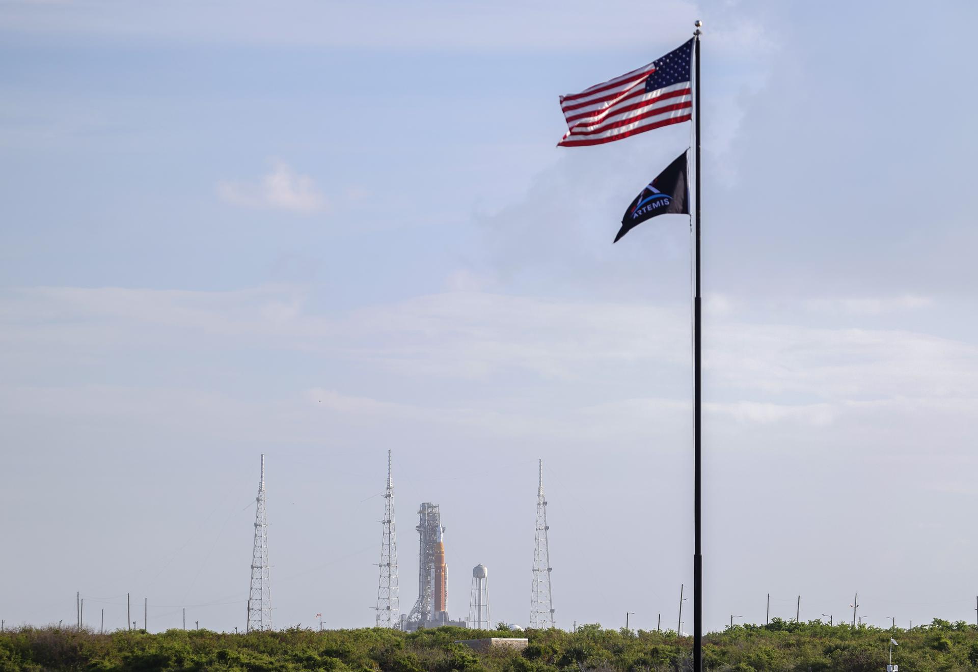 TITUSVILLE (United States), 01/04/2026.- The Space Launch System (SLS) rocket with an Orion capsule, part of the Artemis II mission, is docked at Launch Pad 39B at the Kennedy Space Center in Titusville, Florida, USA, 01 April 2026. The Artemis II mission is scheduled to launch on 01 April 2026. According to NASA, Artemis II will conduct a crewed lunar flyby, the second mission in NASA's Artemis program. It will be the first human mission beyond low Earth orbit since 1972 and is designed to test spacecraft systems in preparation for future Moon landings. The crew consists of Commander Reid Wiseman, pilot Victor Glover, and mission specialists Christina Koch and Jeremy Hansen. EFE/EPA/CRISTOBAL HERRERA-ULASHKEVICH