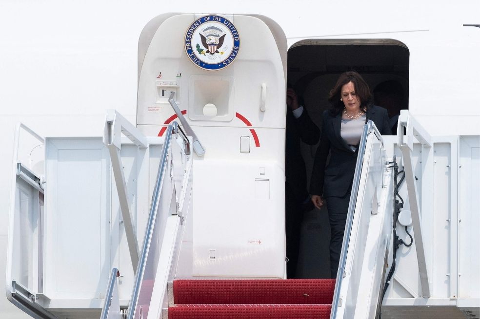 “Todos rezamos un poco, pero estamos bien”: Kamala Harris tras problema técnico con su avión