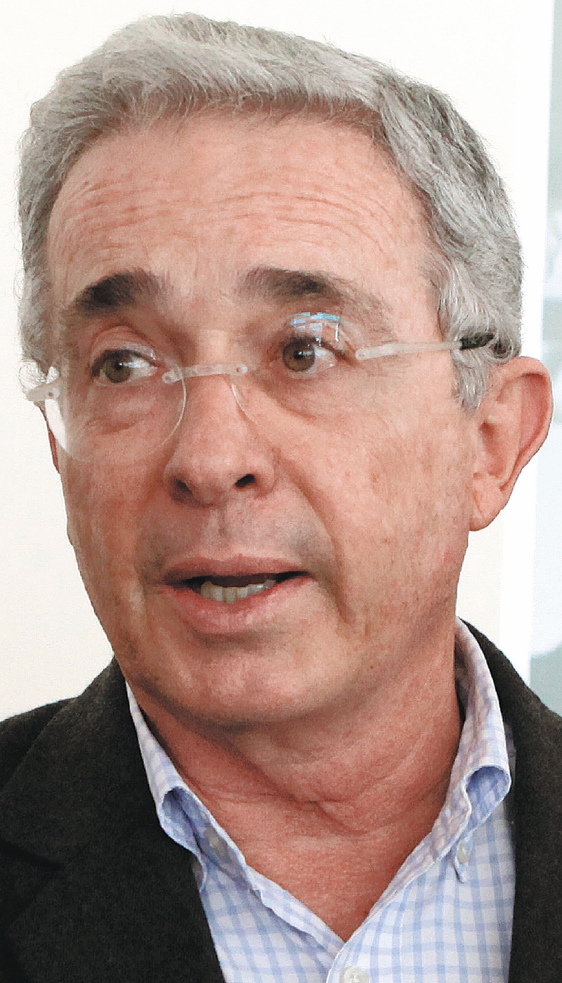 MED702 - MEDELLÕN (COLOMBIA), 23/06/2016. - El expresidente y ahora senador de Colombia Alvaro Uribe Velez da declaraciones a los medios de comunicaciÛn hoy, jueves 23 de junio de 2016, en MedellÌn (Colombia), sobre la firma de los acuerdos entre el Gobierno colombiano y las Fuerzas Armadas Revolucionarias (FARC). EFE/Luis Eduardo Noriega A.