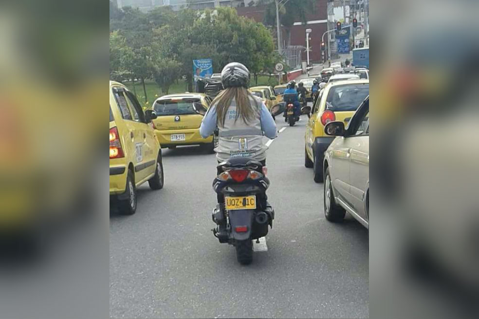 Funcionaria de la Alcaldía de Medellín fue descubierta en moto con placa alterada