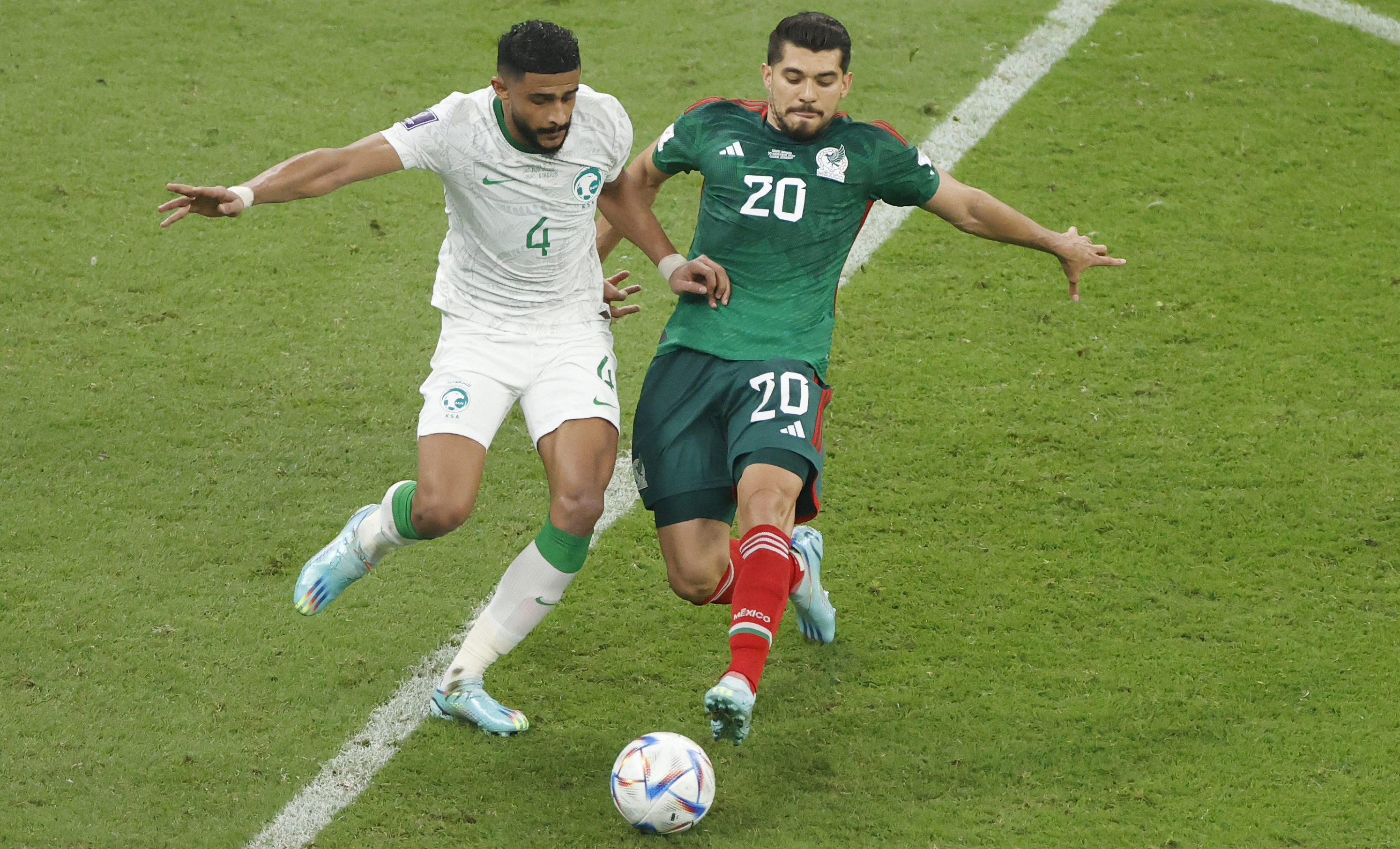 . LUSAIL (CATAR), 30/11/2022.- Abdulelah Alamri (i) de Arabia Saudita disputa un balón con Henry Martin de México hoy, en un partido de la fase de grupos del Mundial de Fútbol Qatar 2022 entre Arabia Saudita y México en el estadio Lusail (Catar). EFE/Esteban Biba