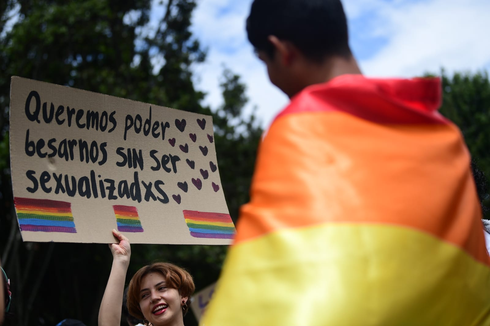 “En este barrio no se permite el sexo y menos delante de los niños”, “traigan un palo y entre todos los linchamos”, “ustedes pueden hacer lo que quieran, pero se van de aquí”, “aquí no queremos que delante de los niños hagan esas groserías” son algunas de las frases que les gritaron a los jóvenes.