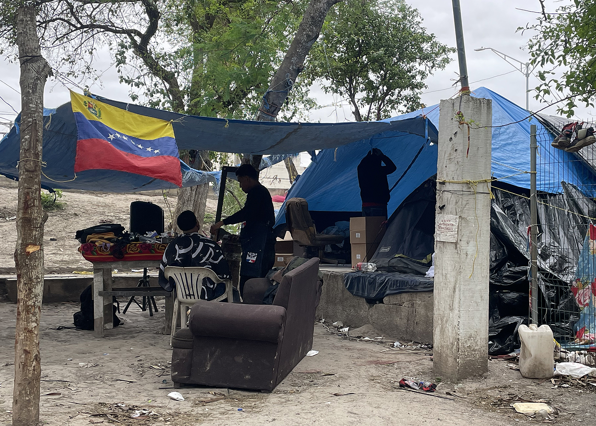 -FOTODELDÍA- MEX149. MATAMOROS (MÉXICO), 29/02/2024.- Migrantes permanecen en un campamento improvisado junto al río Bravo en la frontera que divide a México de los Estados Unidos, este jueves en la ciudad de Matamoros, estado de Tamaulipas (México). La visita del presidente de Estados Unidos, Joe Biden, a Brownsville, (Texas) frontera con Matamoros (Tamaulipas) despertó escaso interés entre los pocos migrantes que aún habitan el campamento en el bordo del río Bravo del lado mexicano, aunque con la esperanza de que con su presencia se acelere el programa CBP One y les otorguen finalmente su cita para ingresar a ese país. EFE/Abraham Pineda Jácome