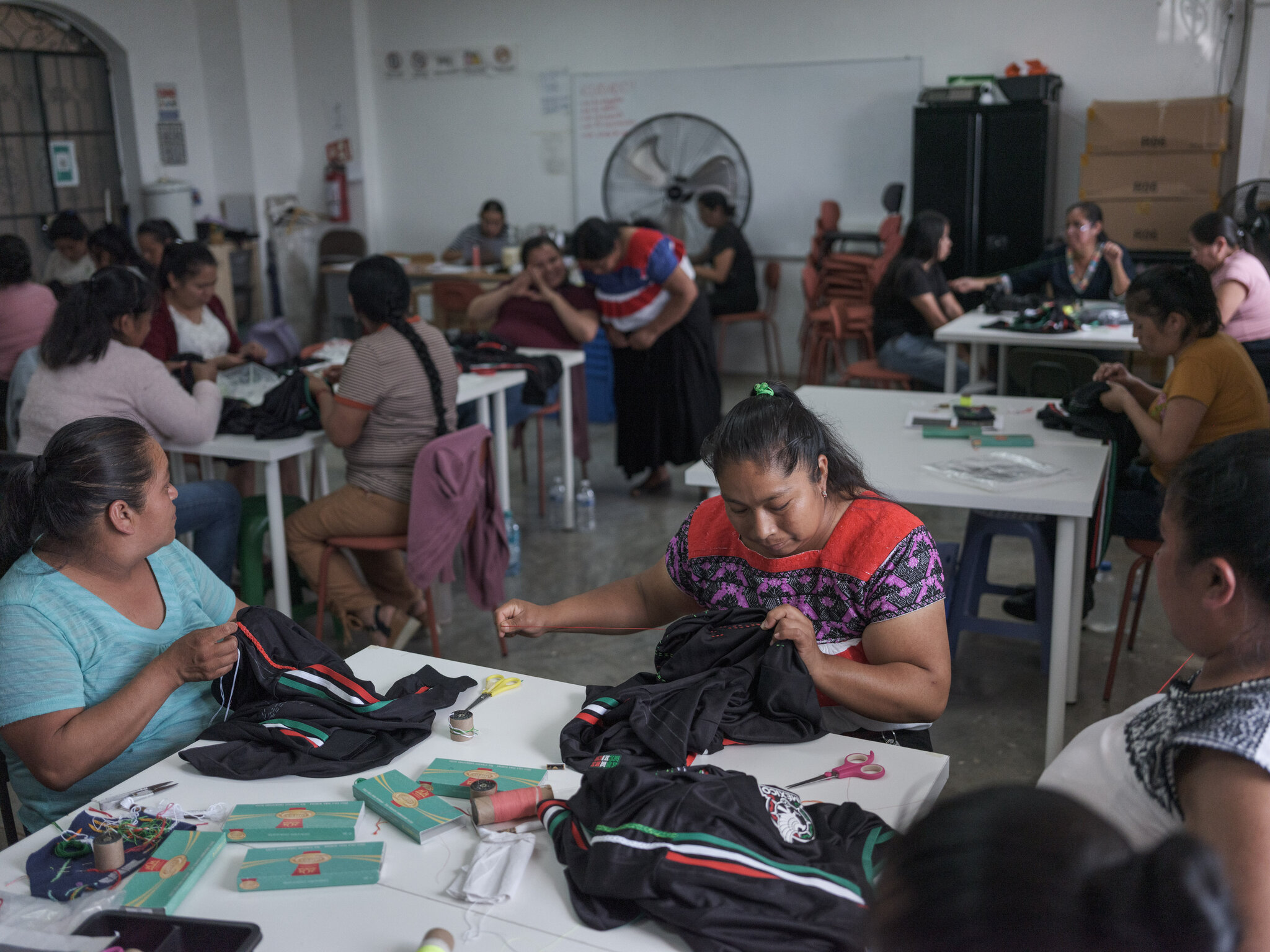 ¿Artesanía o explotación? La historia de las camisetas del Mundial de México