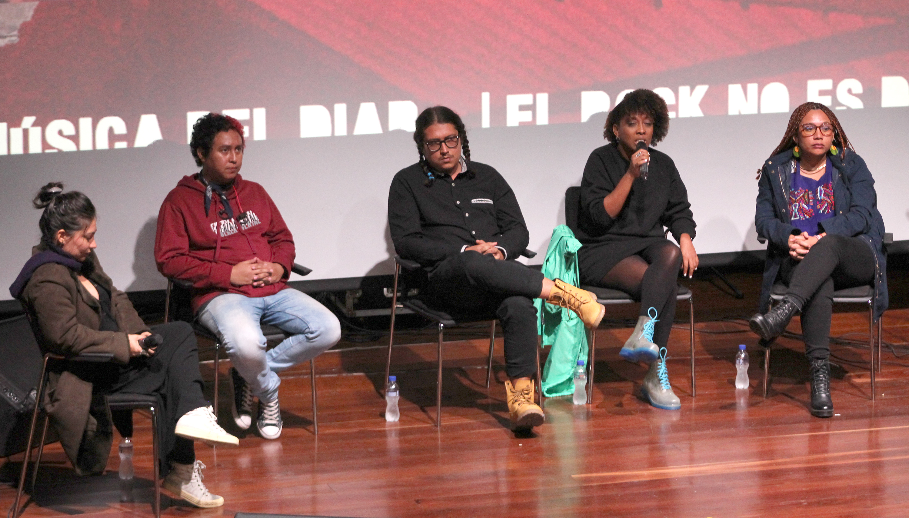 Parte del Colectivo Casa Tachuelas durante el lanzamiento del minisitio 'Sonidos de memoria' en Bogotá.