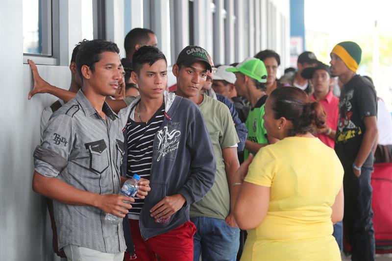 Miles de migrantes llegan a Perú en último día para tramitar Permiso Temporal