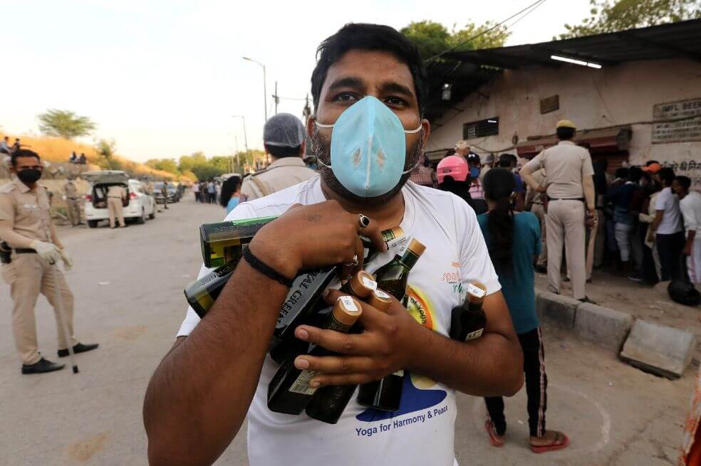 Coronavirus: caos en India tras la reapertura de las licorerías