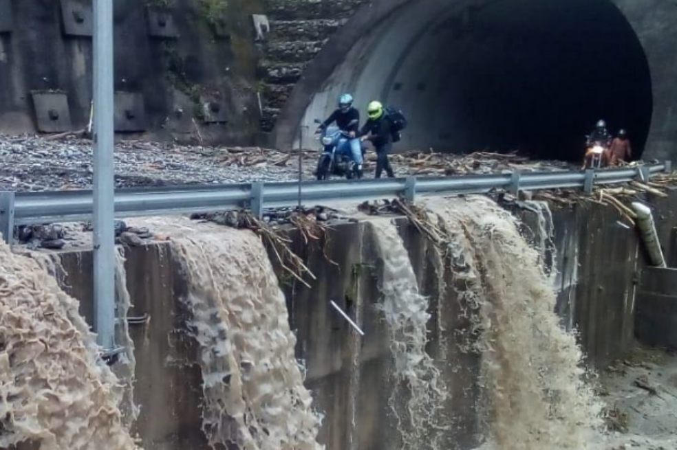 Vía al Llano se mantiene cerrada: hay 21 puntos afectados
