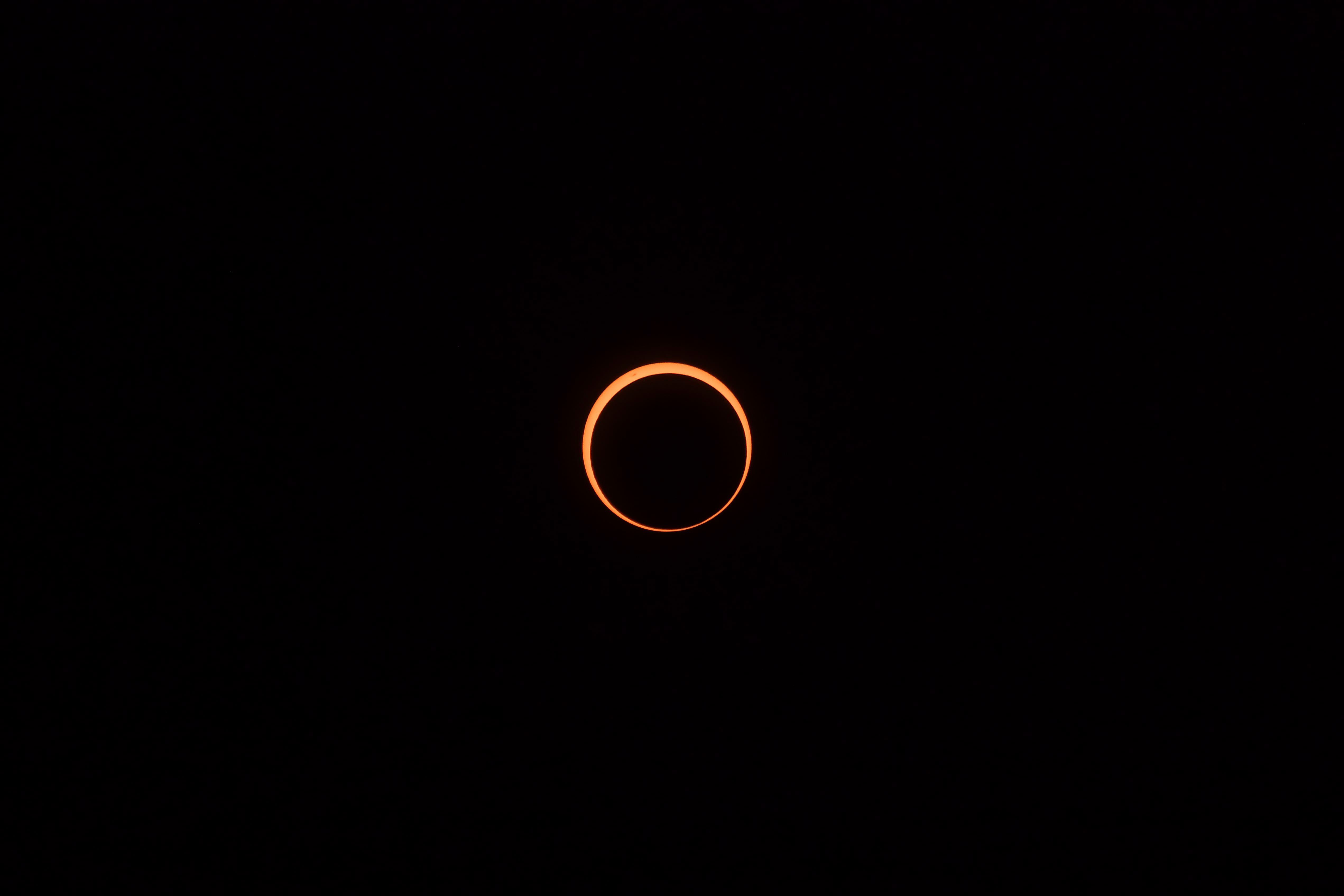 CH0. RAPA NUI (CHILE), 02/10/2024.- Fotografía del eclipse solar anular este miércoles, en Rapa Nui (Chile). El eclipse alcanzó el anillo de fuego con una cobertura de 93%. EFE/ STR