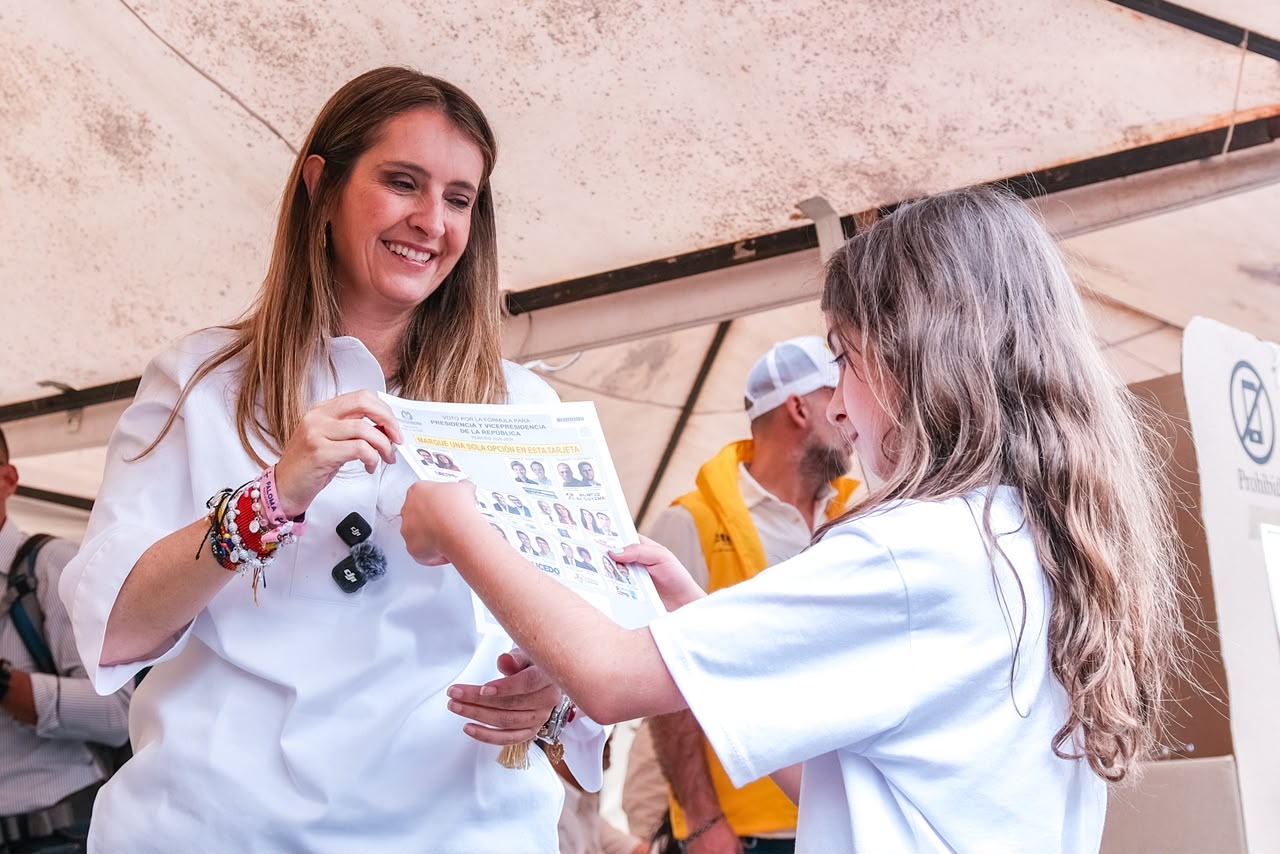 La candidata Paloma Valencia ejerció su derecho al voto en compañía de su hija Amapola.