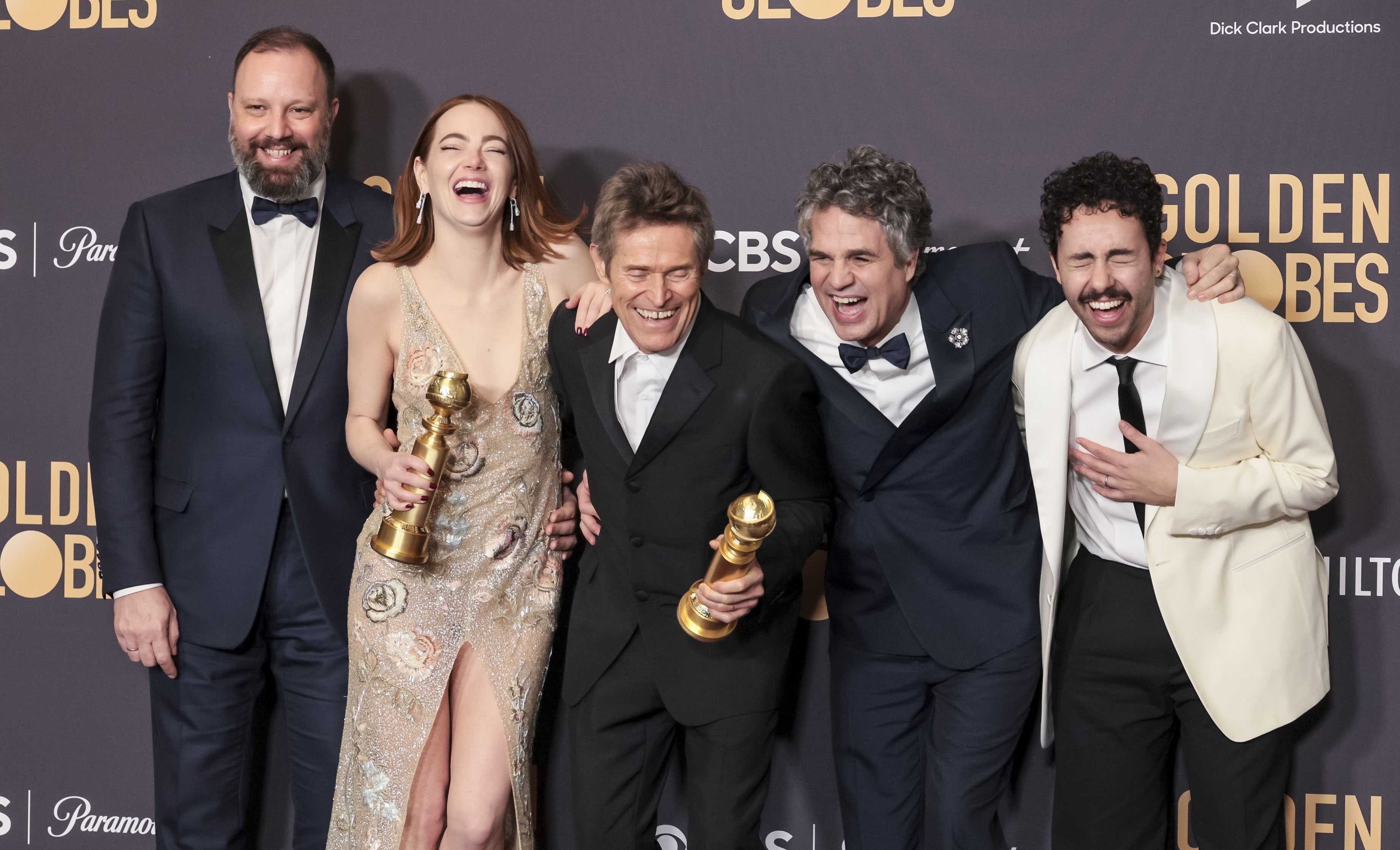 -FOTODELDÍA- EA1216. BEVERLY HILLS (ESTADOS UNIDOS), 07/01/2024.- (i-d) El director griego Yorgos Lanthimos, los actores estadounidenses Emma Stone, Willem Dafoe, Mark Ruffalo y Ramy Youssef posan en la sala de prensa con sus premios Globos de Oro por la película 'Poor Things', ganadora en la categoría 'Mejor Película Comedia o Musical' y 'Mejor Actriz' para Stone, en la sala de prensa durante la 81ª ceremonia anual de los Premios Globo de Oro, hoy, en el Beverly Hilton Hotel de Beverly Hills, California (EE.UU.). Artistas de diversas categorías de cine y televisión reciben Globos de Oro de la Asociación de Prensa Extranjera de Hollywood. EFE/ Allison Dinner