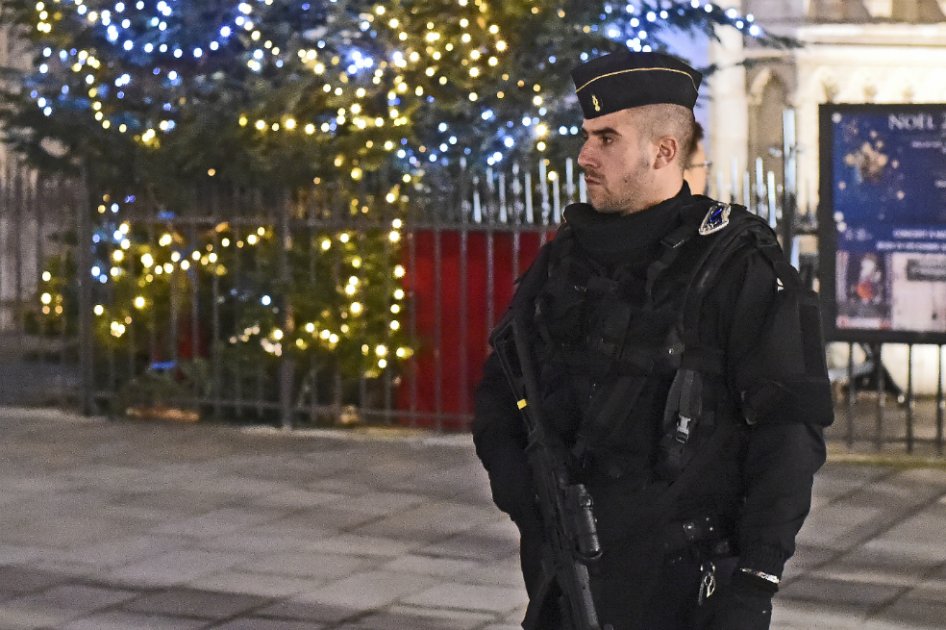 En Francia, más de 90.000 policías, gendarmes y militares, fueron movilizados en todo el país./ AFP