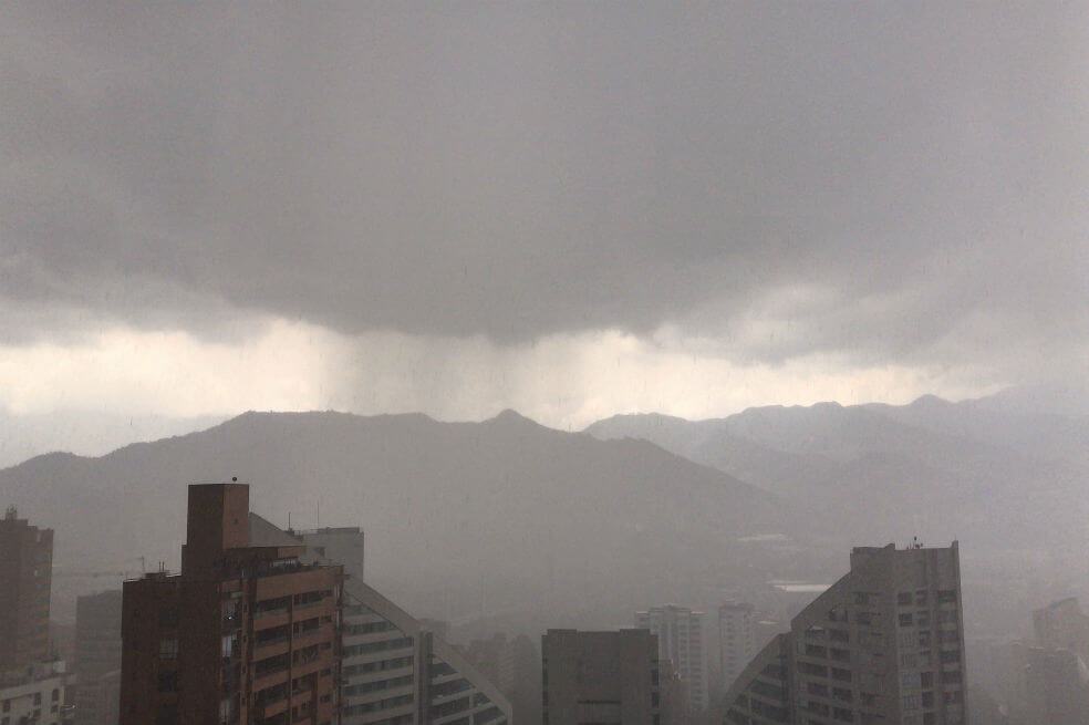 Un muerto y 35 llamadas de emergencia dejó aguacero en Medellín