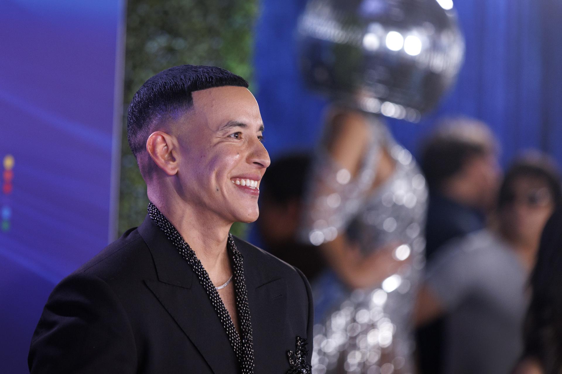 ¿Quién es la mujer con quien Daddy Yankee apareció abrazado en redes sociales?