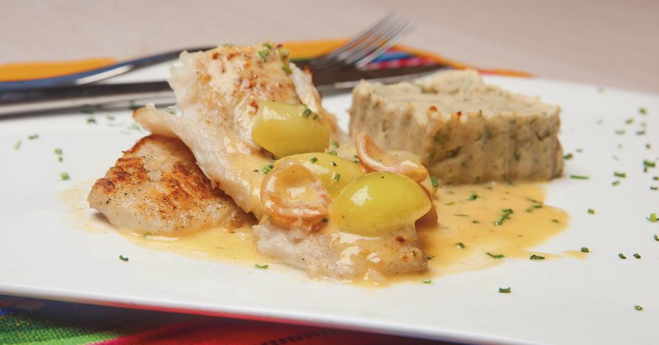 Pescado sobre puré de fríjoles  y salsa de vino blanco y uvas verdes
