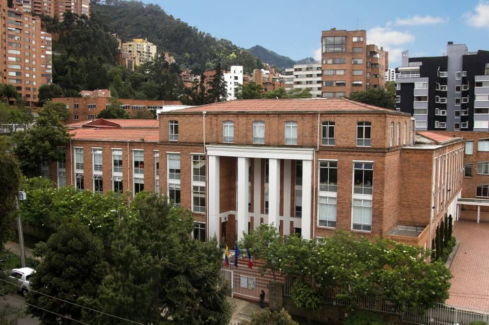 Rector del Liceo Francés saca a sus hijos del colegio que él dirige