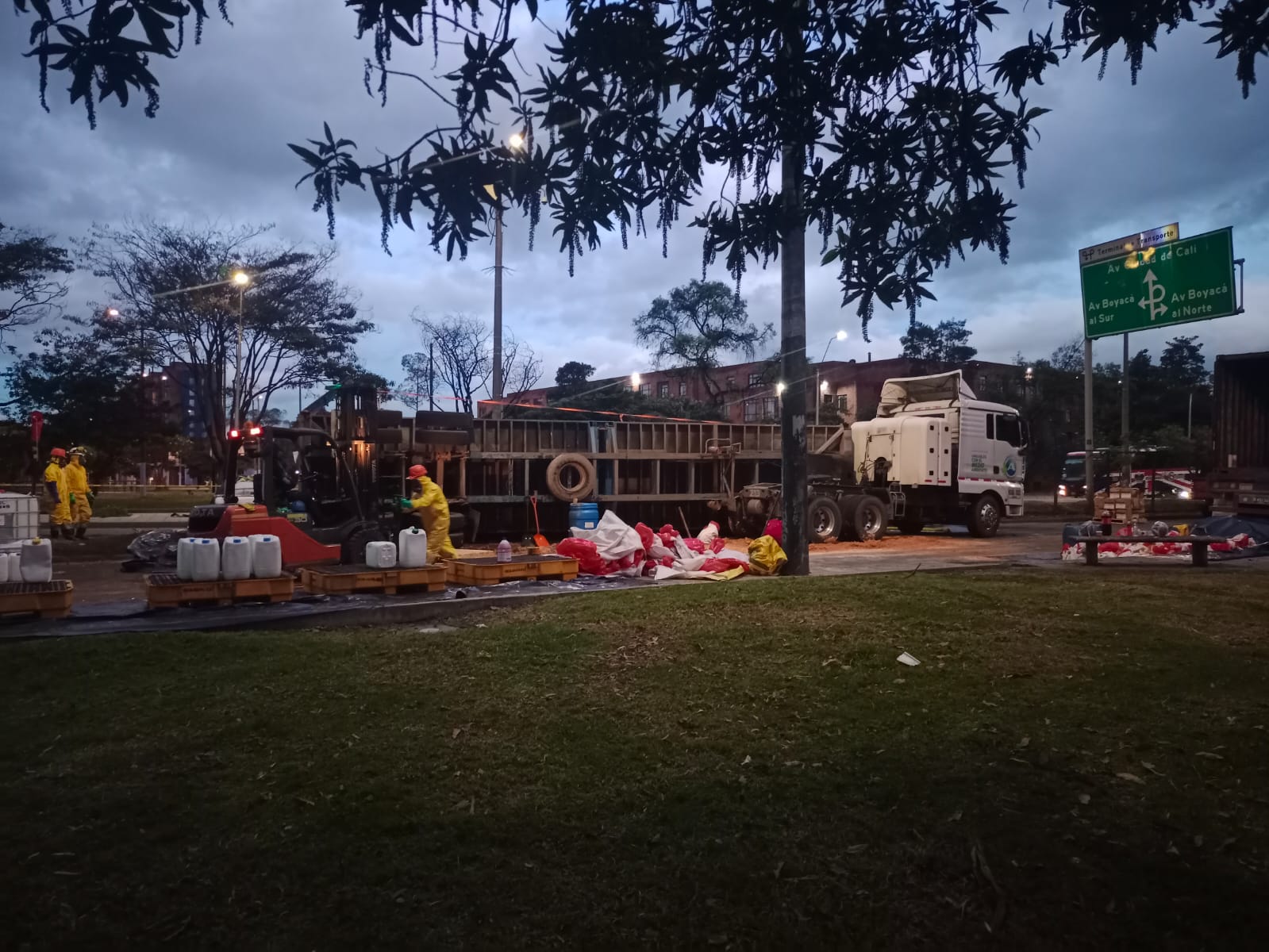 Tractocamión cargado con químicos provoca cierre vial en el occidente de Bogotá